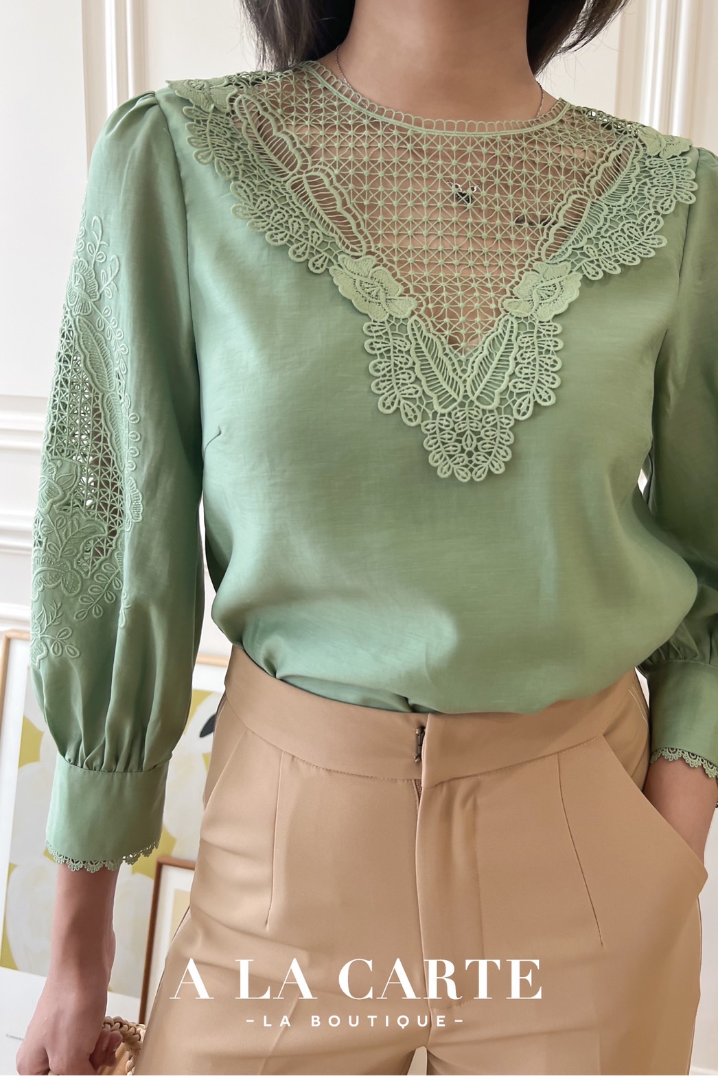 69169🍀🍁A la carte🍁เสื้อแขน 4 ส่วน ผ้าคอตตอนซิลค์ ใส่สบายรีดง่าย มีซับใน ช่วงอกทอลูกไม้เป็นทรงวีน ทรงแขนมีการปักฉลุ ขอบแขน ตีเกล็ด สีขาว 2XL เบจ L-2XL