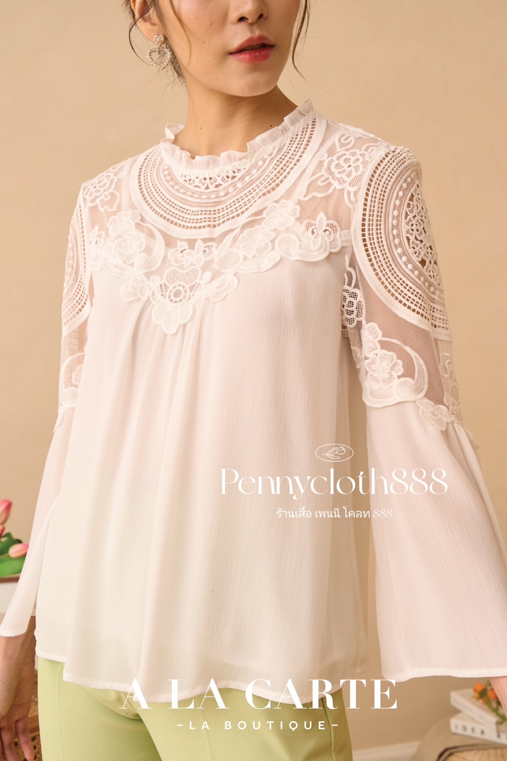 69656 เสื้อ A La Carte ชีฟองเนื้อเยื่อไม้ งานปักและทอลูกไม้ช่วงอกและแขน มีซับในเย็บติด ผ้ามีน้ำหนักทิ้งตัว กระดุมหลัง ปลายแขนทรงแฟร์ สวยหรู