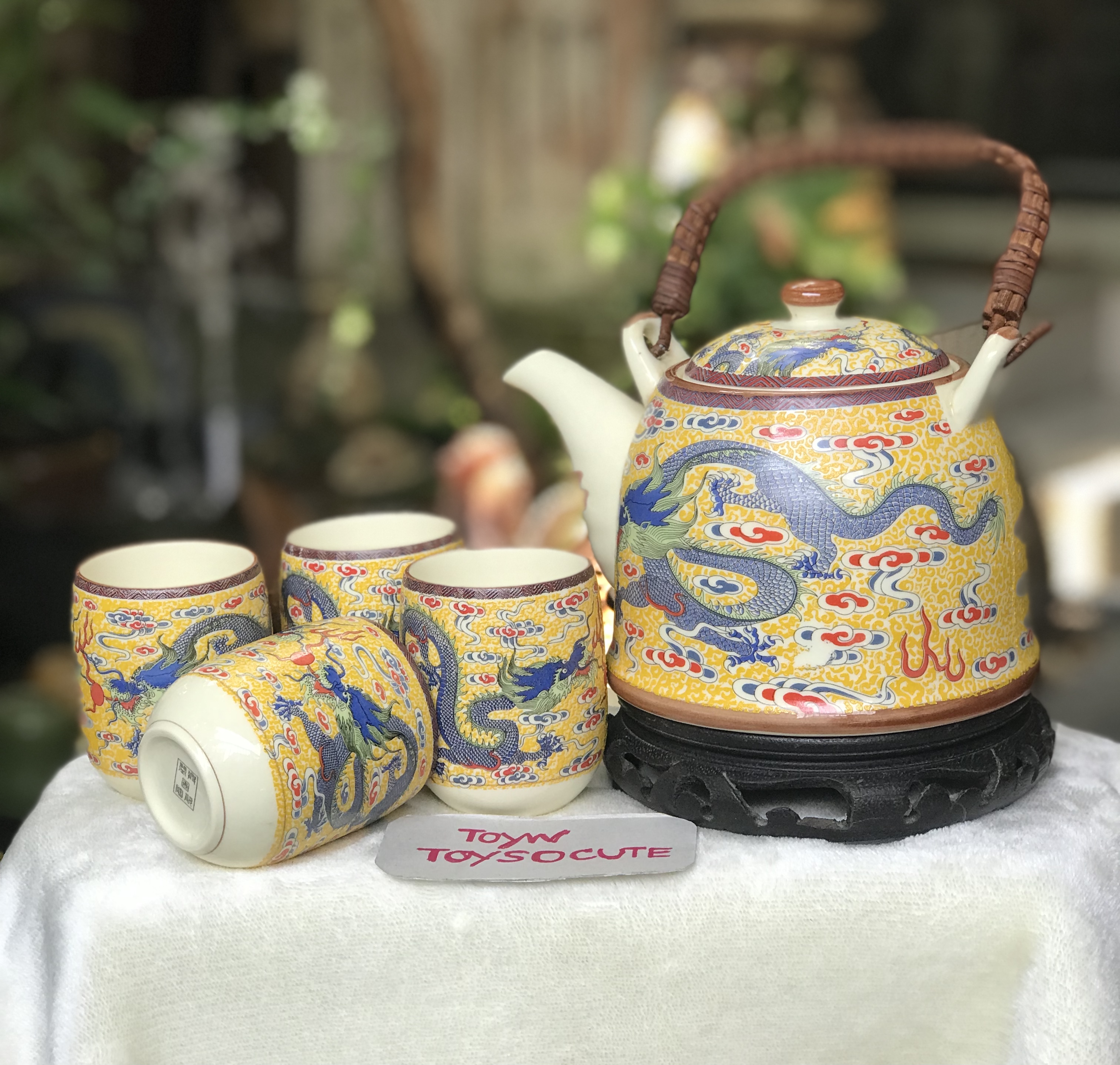 ￼Porcelain Tea Pot Set ไม่รวมกี๋ กาน้ำชาเนื้อกระเบื้องพร้อมจอก ลายมังกรห้าเล็บ สีเหลือง หูจับหวาย