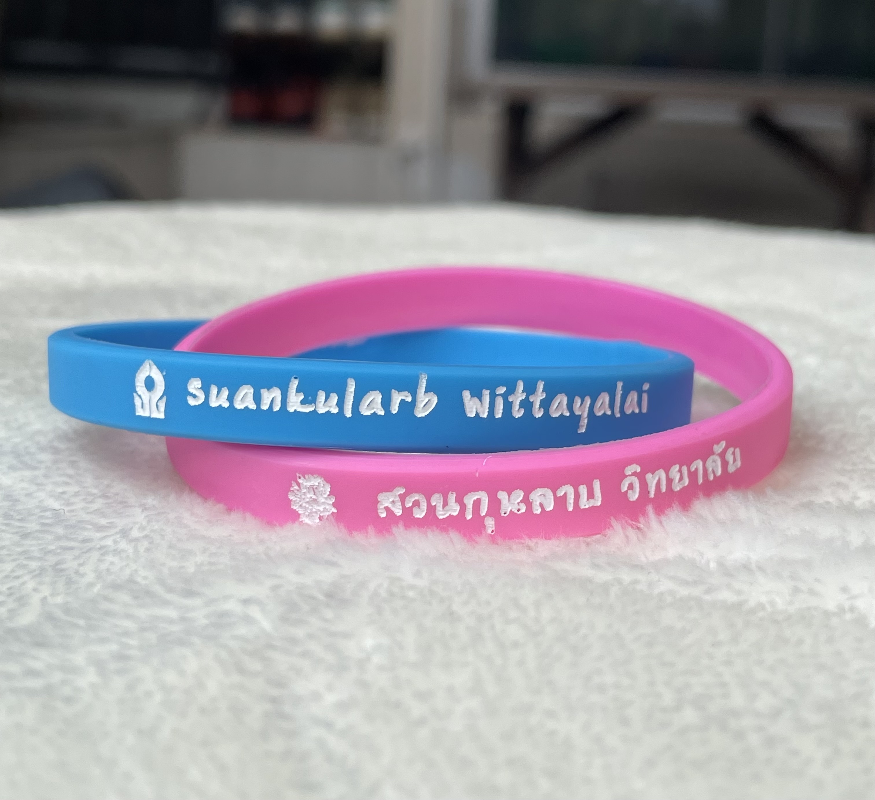 Wristband ริชแบรนด์ สายรัดข้อมือแบบไขว้สองเส้นชมพูฟ้า โรงเรียนสวนกุหลาบวิทยาลัย Suankularb Wittayalai