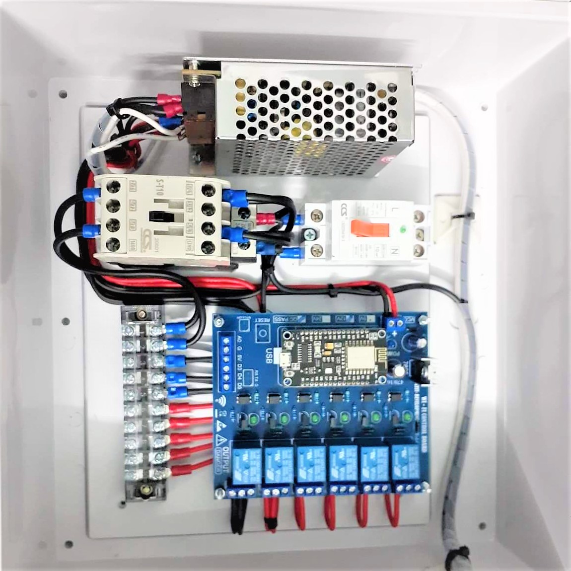 ชุดตู้ IoT ควบคุม ด้วยมือถือผ่าน WiFi และ Relay (กันฝนกันแดด เดินสายเรียบร้อย ระบบใช้กลางแจ้งได้)