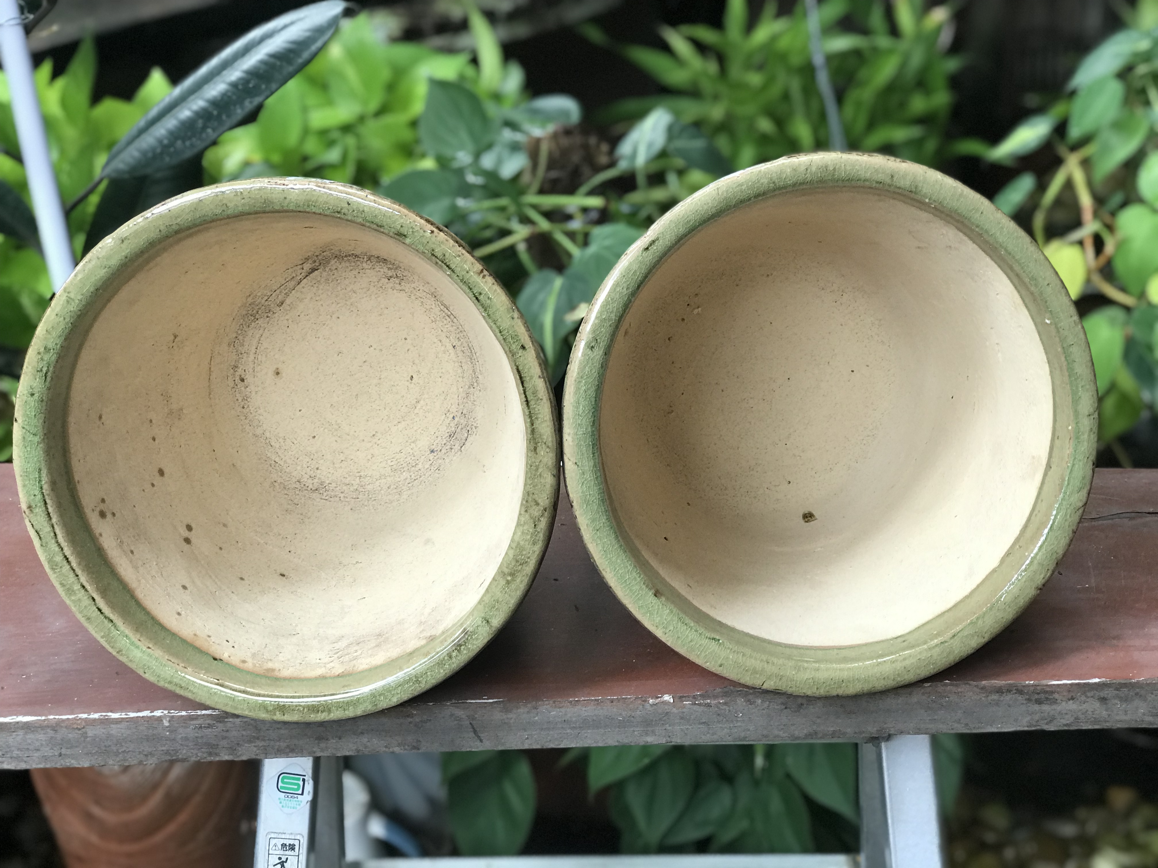ขายคู่ ไม่รวมต้นไม้ เก็บเก่ากระถาง แจกันลายปั้นนูน น้ำเคลือบสีเขียว สวยสมบูรณ์ ไม่แตกไม่ร้าว ขนาดปากกว้าง 10 นิ้ว สูง 8 นิ้ว