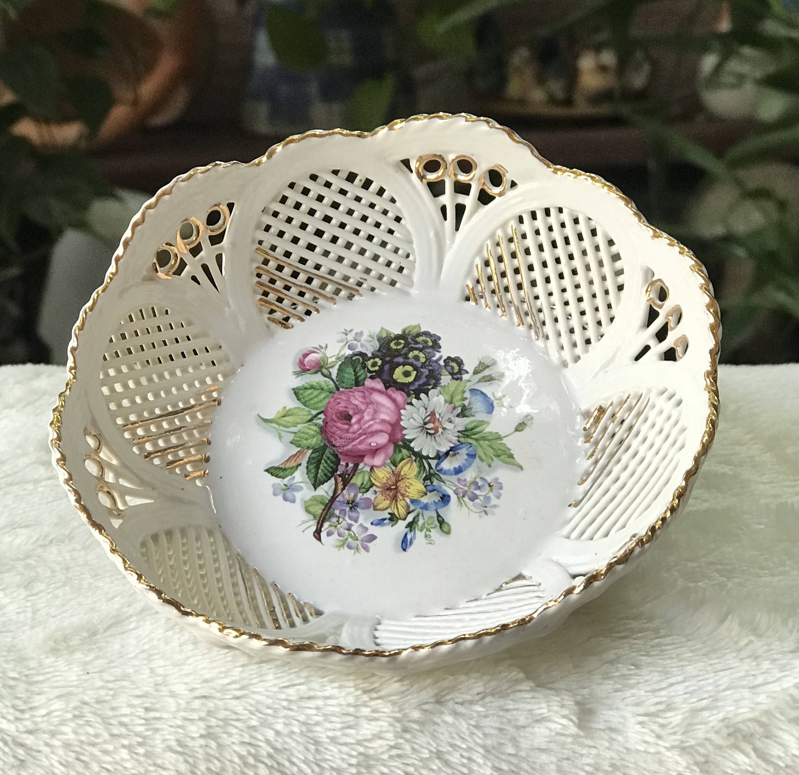 ตะกร้าเซรามิคฉลุลาย ขอบทอง Breakthrough Bowl with Flower Decor & Gold Edge | Made in Romania