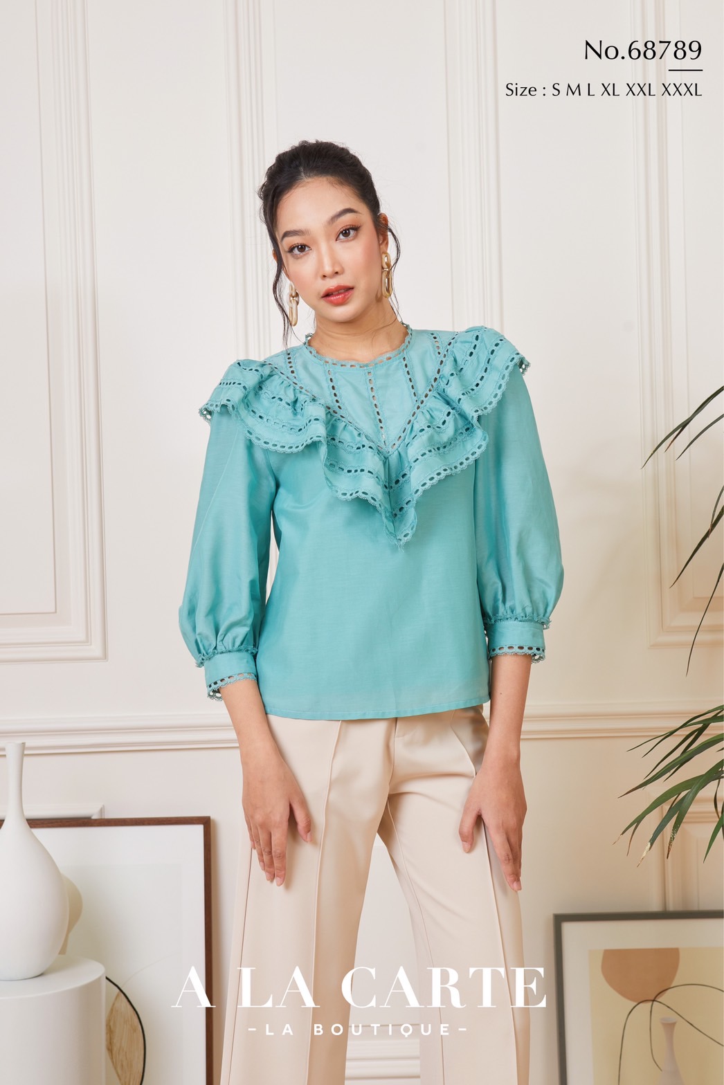 68789 เสื้อ A LA CARTE ผ้าคอตตอนกึ่งซิลด์แขน 3 ส่วน เนื้อสวยใส่สบาย ตัดต่อวีช่วงอกแทรกด้วยทริมลูกไม้ ระบายเป็นวอลลุ่ม ขอบแขนแทรกทริมลูกไม้ สีครีม XL-2XL สีเขียว S , XL,2XL