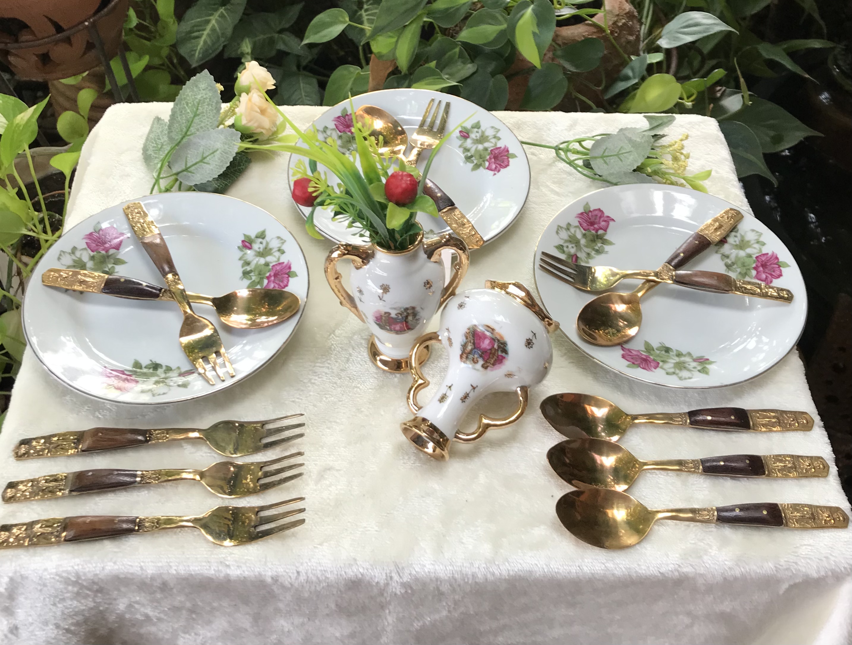 คู่ละ 259 บาท งานเก่าเก็บไม่ผ่านใช้ dessert spoon and fork ช้อนและส้อมขนมหวานด้ามไม้ลายเทพพนมทรงช้างสามเศียร งานทองเหลืองเก่าเนื้อหนา ขนาดยาว 14 ซม