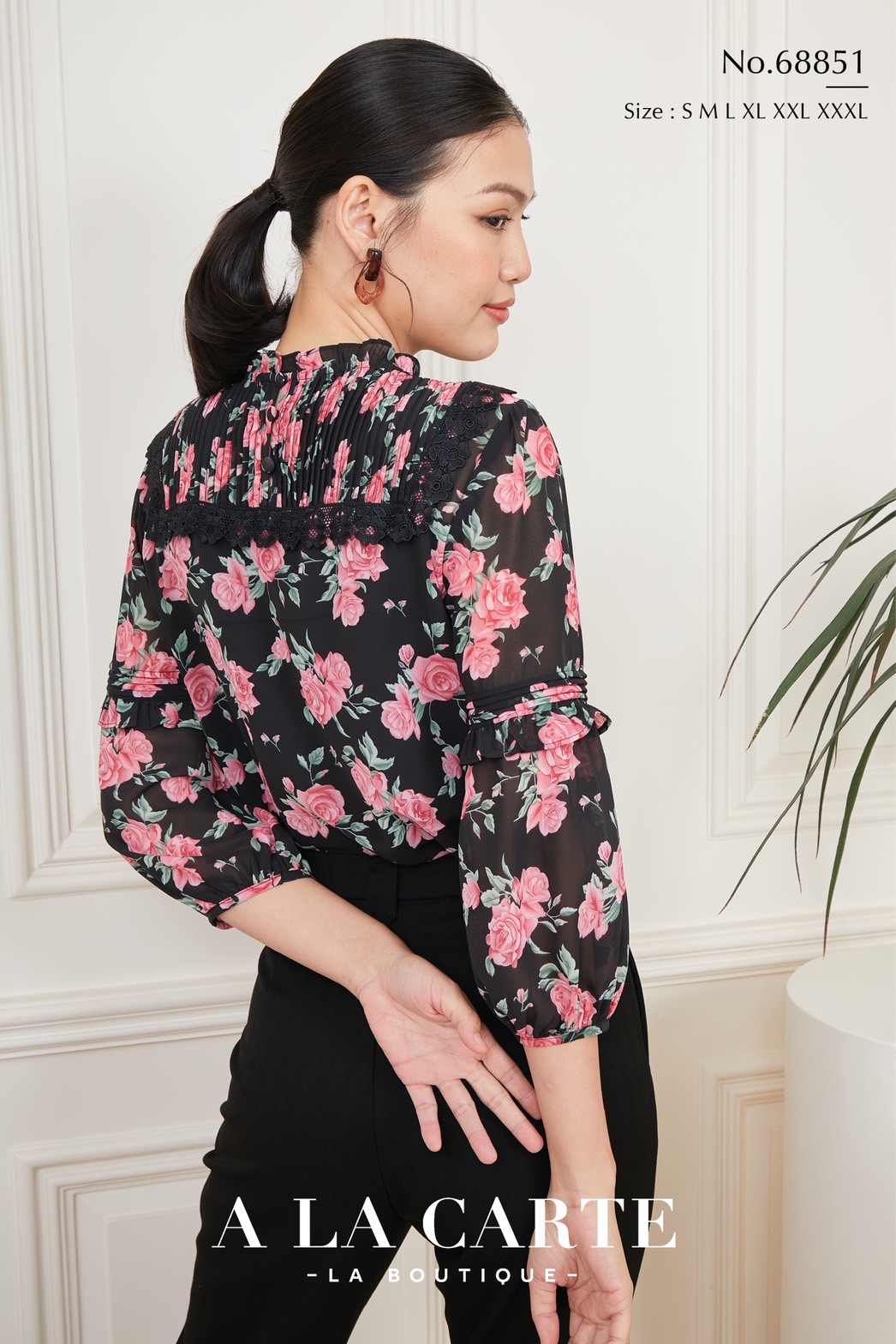 68851 🌸 A La Carte 🌸เสื้อชีฟองพิมพ์ลายดอกกุหลาบ ตีเกล็ดวางสลับแนวนอนแนวตั้ง ตัดต่อใส่เชิงทริมลายดอก แขนตัดต่อและเชื่อมด้วยการตีเกล็ดมีระบาย ทรงพองออกสวย สีดำ S,M,XL-3XL ฟ้า S ชมพู S