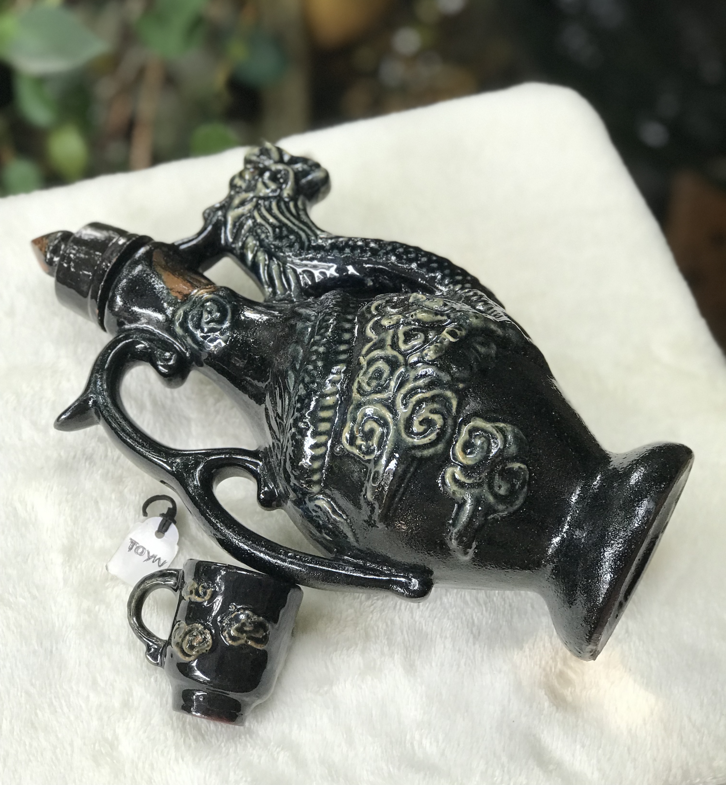 ขวดเหล้าจีนเปล่าพร้อมจอก Porcelain large chinese dragon ลายมังกรนูนต่ำ ดีไซน์รูปกาน้ำชา สวยๆเก๋ๆ สภาพสมบูรณ์ ไม่แตกไม่ร้าว ขนาดกว้าง 14 ซม สูง 28 ซม