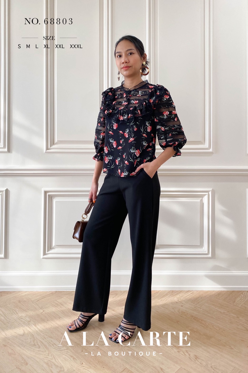 68803🍁A La Carte⚘️ 🍁เสื้อชีฟองพิมพ์ลาย ดีเทลตัดสลับทริมลูกไม้แบบชิ้นต่อชิ้น เรียงกันที่ช่วงอกและแขนเสื้อ คอปลดกระดุมได้ มีระบายโค้งรอบคอ แขนเสื้อ 3 ส่วนสม็อกยางยืดมีระบาย สีชมพู M สีฟ้า S สีดำ M,XL,2-XL