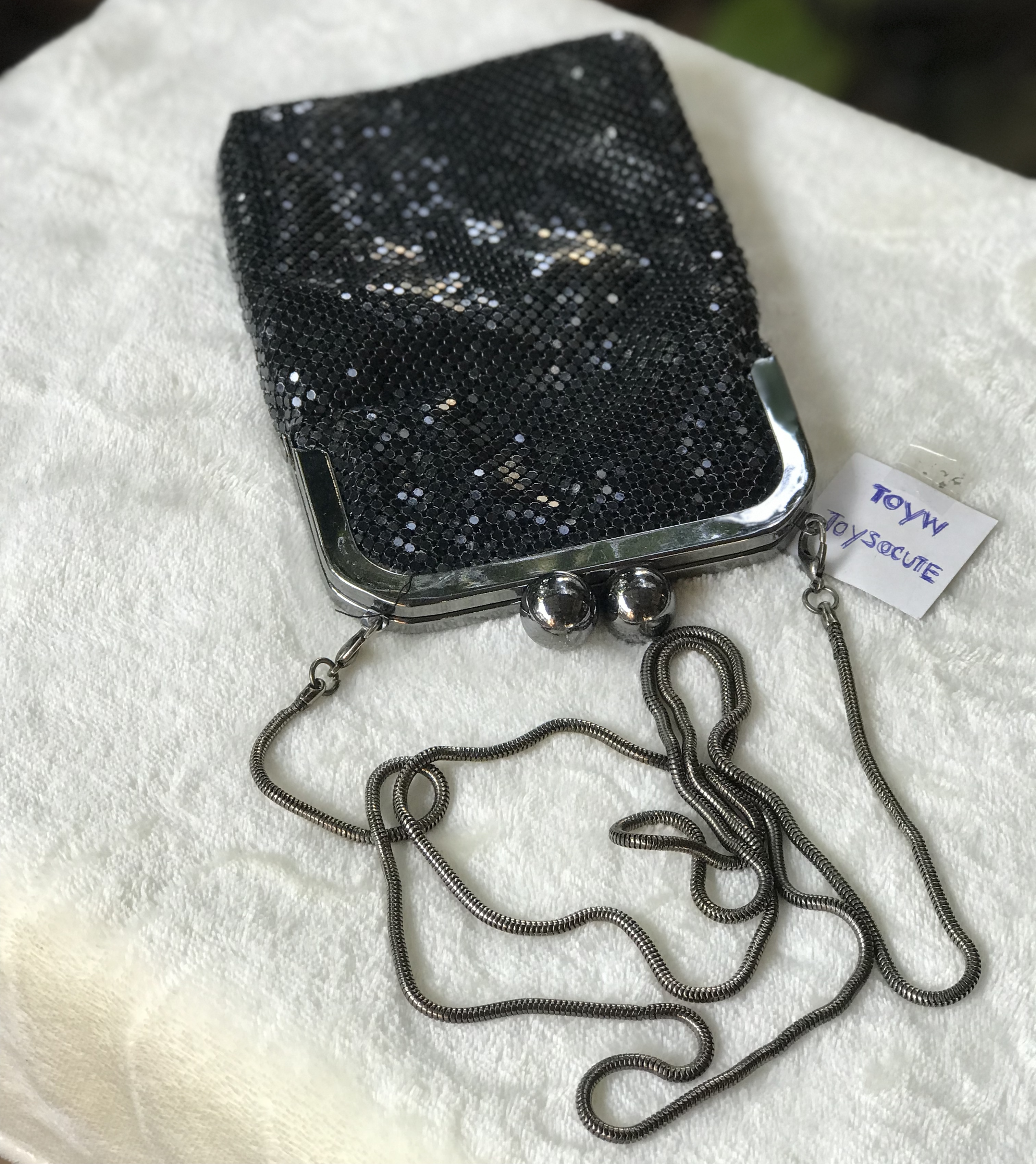 มือสอง กระเป๋าสะพายข้าง เลื่อมสีดำวิ้งๆเล่นแสง ขนาดกะทัดรัด ใส่โทรศัพท์มือถือ หรืออื่นๆ ขนาดกว้าง 5 นิ้ว ยาว(ไม่รวมสาย) 7.2 นิ้ว