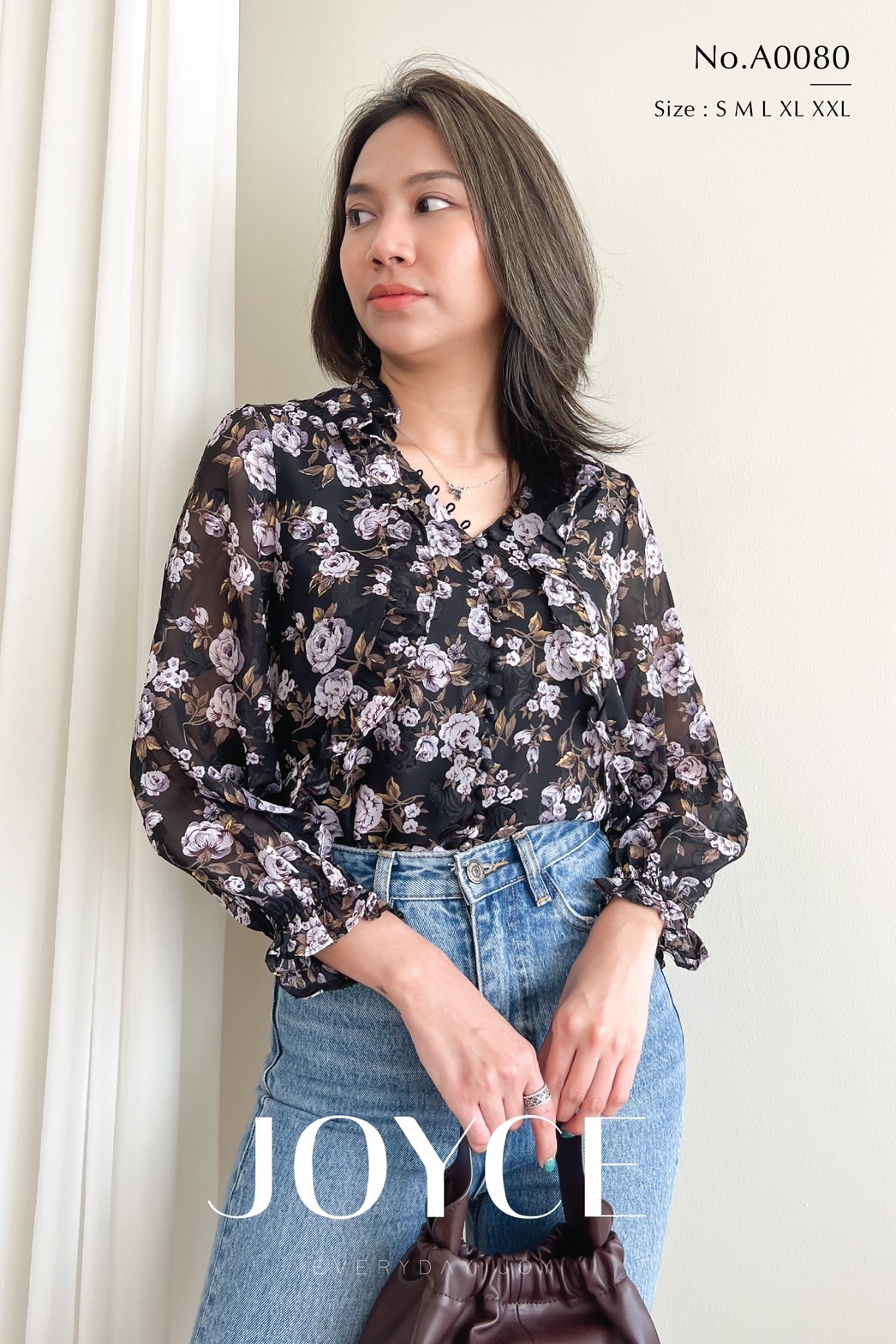 A0080 💐JOYCE💐เสื้อชีฟองพิมพ์ลายดอกสวยหวาน คอวีมีกระดุมติดยาว ตัดต่อแต่งระบายโค้งที่ลำตัวช่วงอก ดูเพรียว ทรงแขน 3 ส่วนสม็อก มีระบาย สีดำ S,M,L,2XL