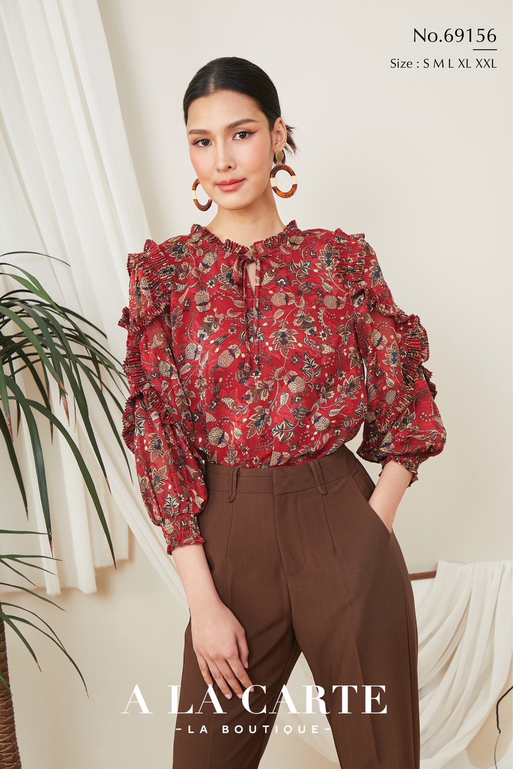 69156🍀ช้อปดีมีคืน🌸A La Carte💐เสื้อชีฟองแขน 3 ส่วน เนื้อผ้าพิมพ์ลายดอกผสม paisley ระบายอัดพลีทที่คอและแขนเสื้อ มีซับใน เนื้อผ้าเย็นใส่สบายมาก สีแดง L สีกรม M-XL สีน้ำตาล M,XL