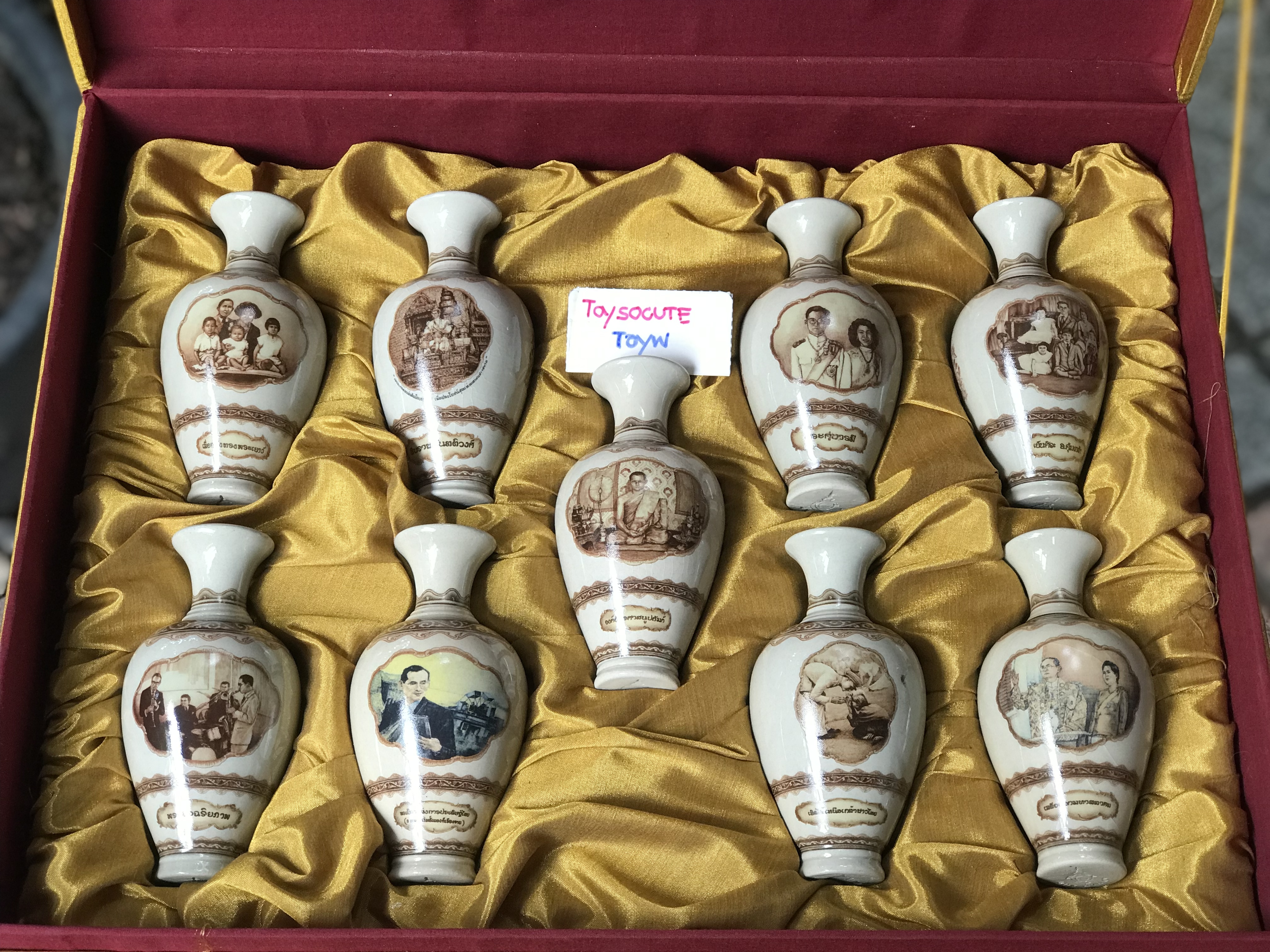 แจกันศิลปกรรมเฉลิมพระเกียรติฯ ในหลวง รัชกาลที่ 9 ชุด 9 ใบ บรรจุกล่องผ้าไหม เป็นของขวัญ ของที่ระลึกที่ทรงคุณค่า