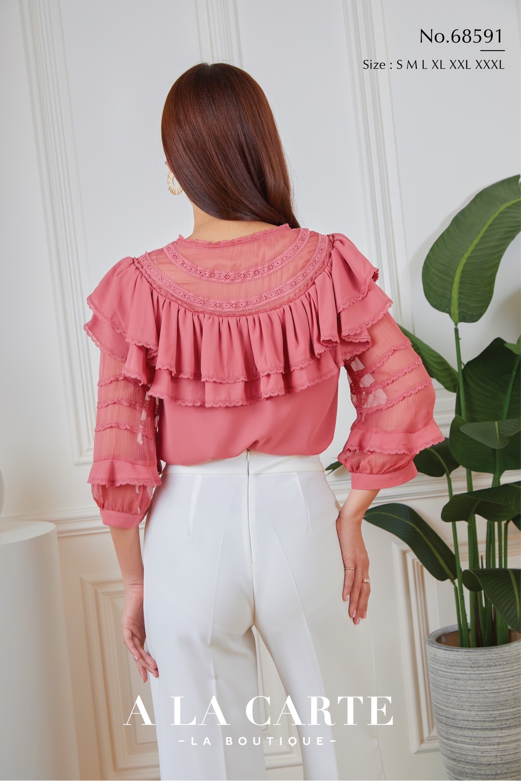 68591 A LA CARTE เสื้อผ้าจอเจียร์สีแขน 3 ส่วน เนื้อเนียนมีน้ำหนักใส่สบาย ช่วงคอตัดต่อด้วยผ้าเนื้อเยื่อไม้ เย็บกดเส้นทริมเรียง ต่อระบายผ้า 2 ชั้น ด้านหน้ามีผ่าผูกโบว์ แขนตัดต่อผ้าทรงพอง สีชมพู น้ำตาล S,L,XL ขาว M-2XL
