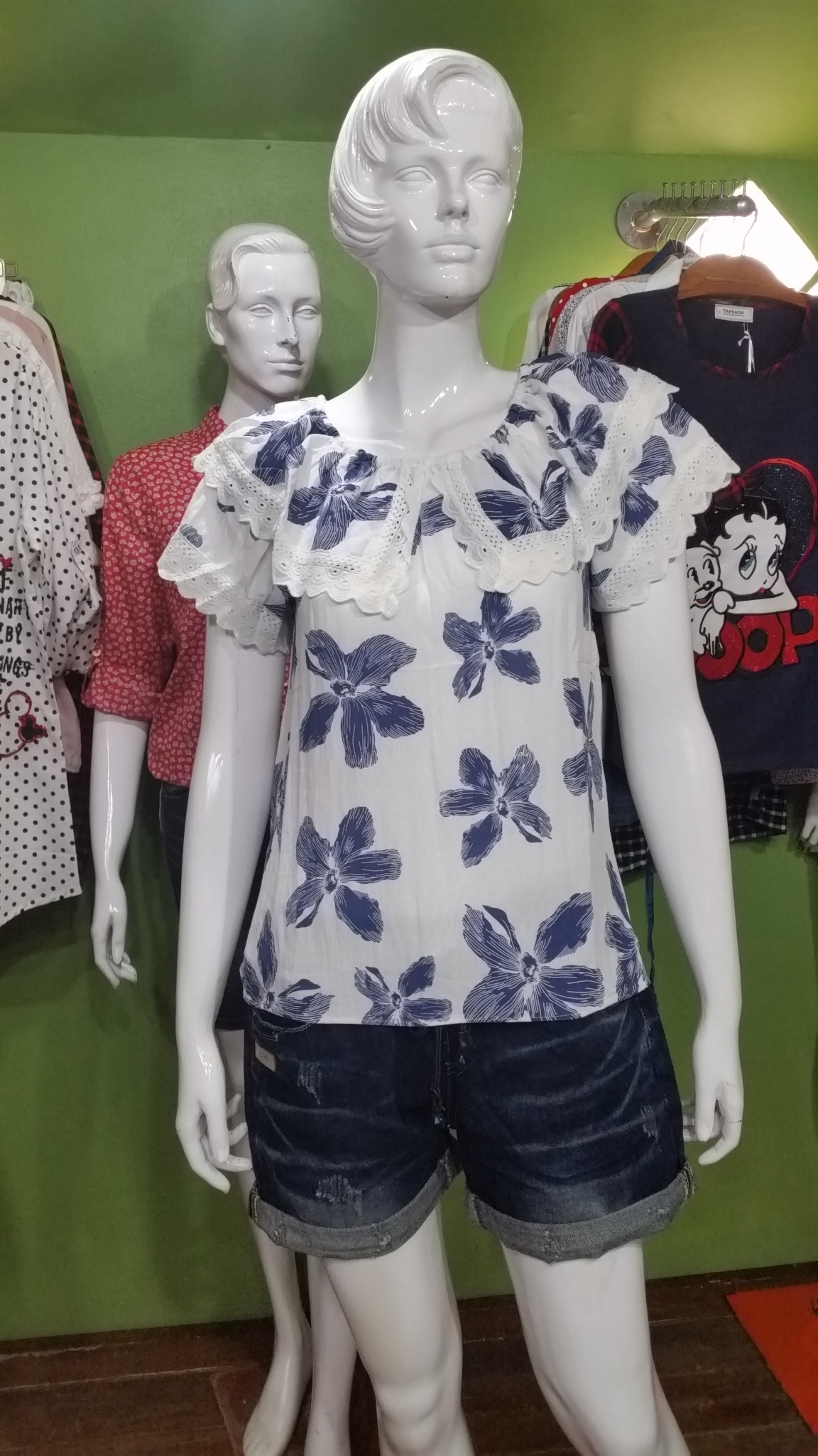 เสื้อแฟชั่น SPN ผ้าคอตต้อนลายดอกน้ำเงินระบายช่วงอก ดึงหลุดไหล่ได้ค่ะ สินค้าพร้อมส่ง size XL อกขนาด 42-44 ค่ะ