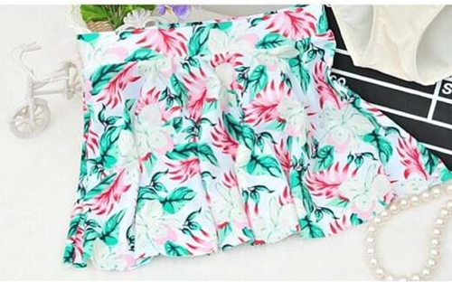 **พรีออเดอร์**บิกินี่ชุดว่ายน้ำ 3 ชิ้น(ทูพีซ+กระโปรง) three-pieces สีครีมตกแต่งลายดอกไม้ เล่นดีเทล sexy เล็กๆ แต่งระบายที่ริมแขน พร้อมกระโปรงลายพิมพ์สดใสน่ารักรับลมทะเลสวยเหมือนแบบค่ะ