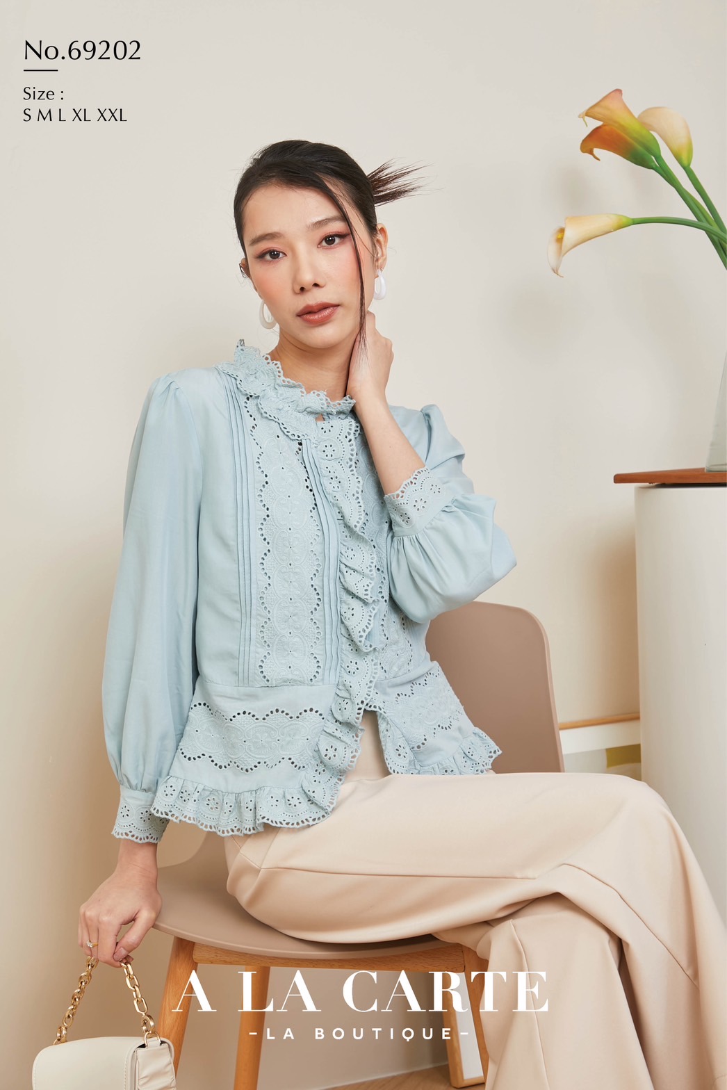 69202🦋A la carte🌼เสื้อคอตตอนซิลค์ เนื้อผ้าเย็นใส่สบาย ตัดต่อแต่งลูกไม้ทอฉลุและตีเกล็ดด้านข้าง กระดุมหน้าชายเสื้อแต่งลูกไม้และระบาย ใส่แล้วดูเพรียว สีขาว M,2XL สีฟ้า M สีเขียว S-L