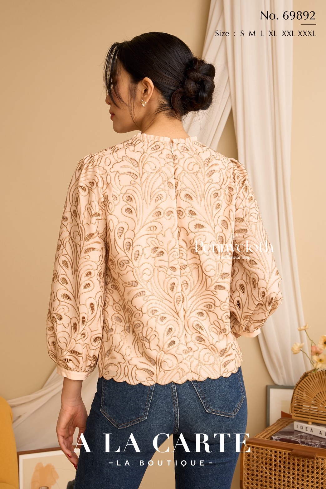 A La Carte เสื้อรุ่นใหม่ รหัส 69892 ลูกไม้จอร์เจีย งานปัก คอวี ซิปหลัง by PENNY CLOTH