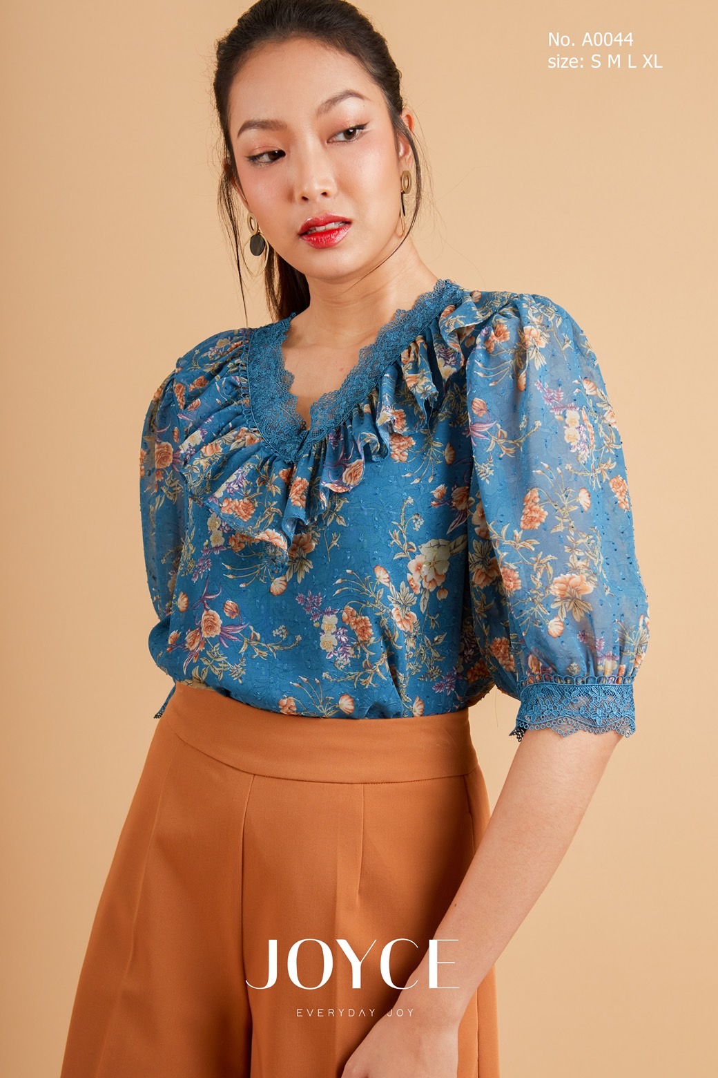 A0044 JOYCE เสื้อชีฟองคอวีสวยหรูสะดุดตา เนื้อผ้าพิมพ์ลายดอก แต่งรอบคอด้วยทริมลูกไม้ และระบายทรงวี แขน 3 ส่วนแต่งลูกไม้ที่ขอบแขน สีขาว M,L สีเขียว S,M,L
