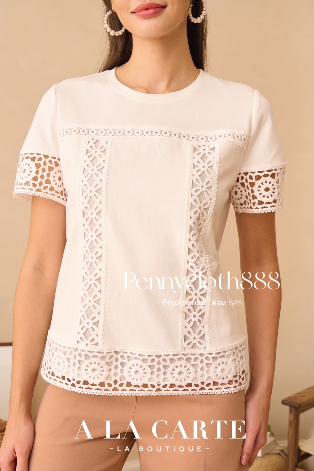 69737 เสื้อยืด A La Carte คอกลมแขนสั้น แทรกผ้าลูกไม้เนื้อทอ มีซับในด้านหน้า เนื้อผ้าใส่สบาย ความยาว 24-26"