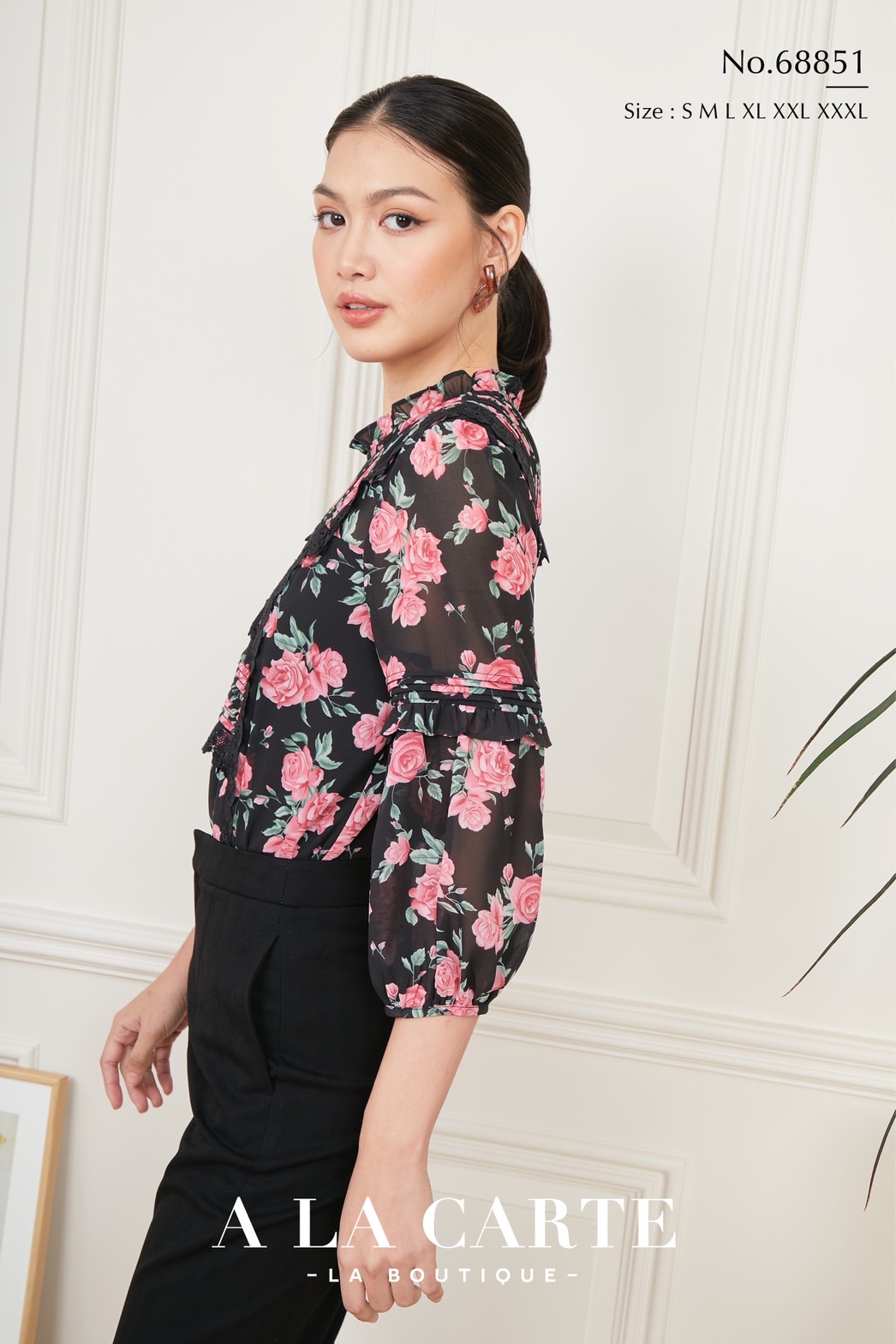 68851 🌸 A La Carte 🌸เสื้อชีฟองพิมพ์ลายดอกกุหลาบ ตีเกล็ดวางสลับแนวนอนแนวตั้ง ตัดต่อใส่เชิงทริมลายดอก แขนตัดต่อและเชื่อมด้วยการตีเกล็ดมีระบาย ทรงพองออกสวย สีดำ S,M,XL-3XL ฟ้า S ชมพู S