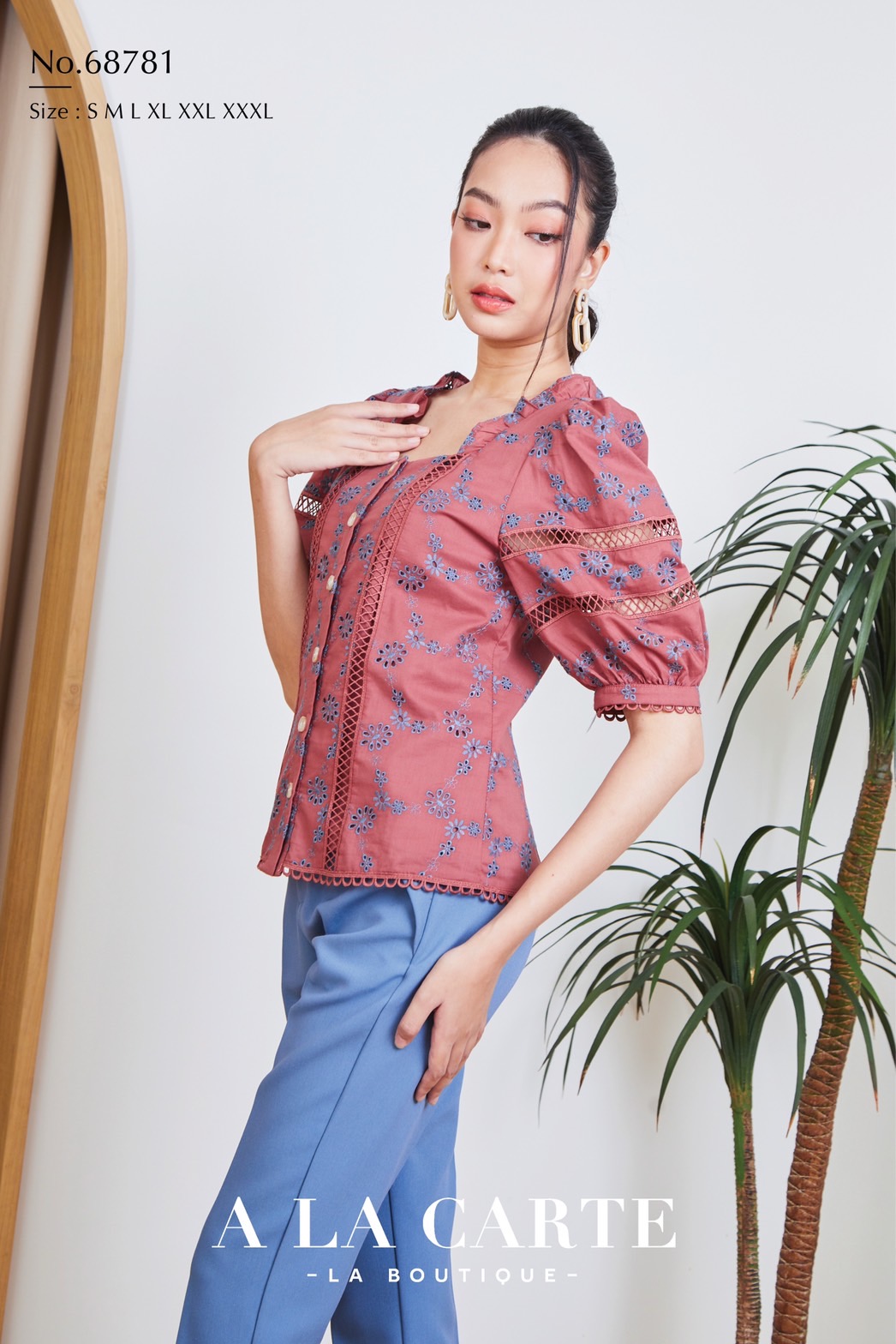 68781 A LA CARTE เสื้อคอตตอนแขนสั้น งานปักสลับสี two-tone คอเหลี่ยมใส่ระบายที่ช่วงไหล่ แขนสั้นเหนือศอกแต่งทริมลูกไม้ กระดุมผ่าหน้า แต่งทริมชายเสื้อ ทรงเข้ารูป สีขาว M,L,2XL สีเหลือง L-XL สีแดง L,2XL