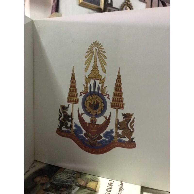 เก็บเก่า หนังสือร่มเกล้าชาวไทย โดย ธนาคารออมสิน วาระในหลวงรัชกาลที่ 9 เจริญพระชนมพรรษา ครบ 5 รอบ ปี 2530 หนังสือทรงคุณค่าควรแก่การเก็บรักษาไว้เพื่อระลึกในพระมหากรุณาธิคุณของในหลวงรัชกาลที่ 9
