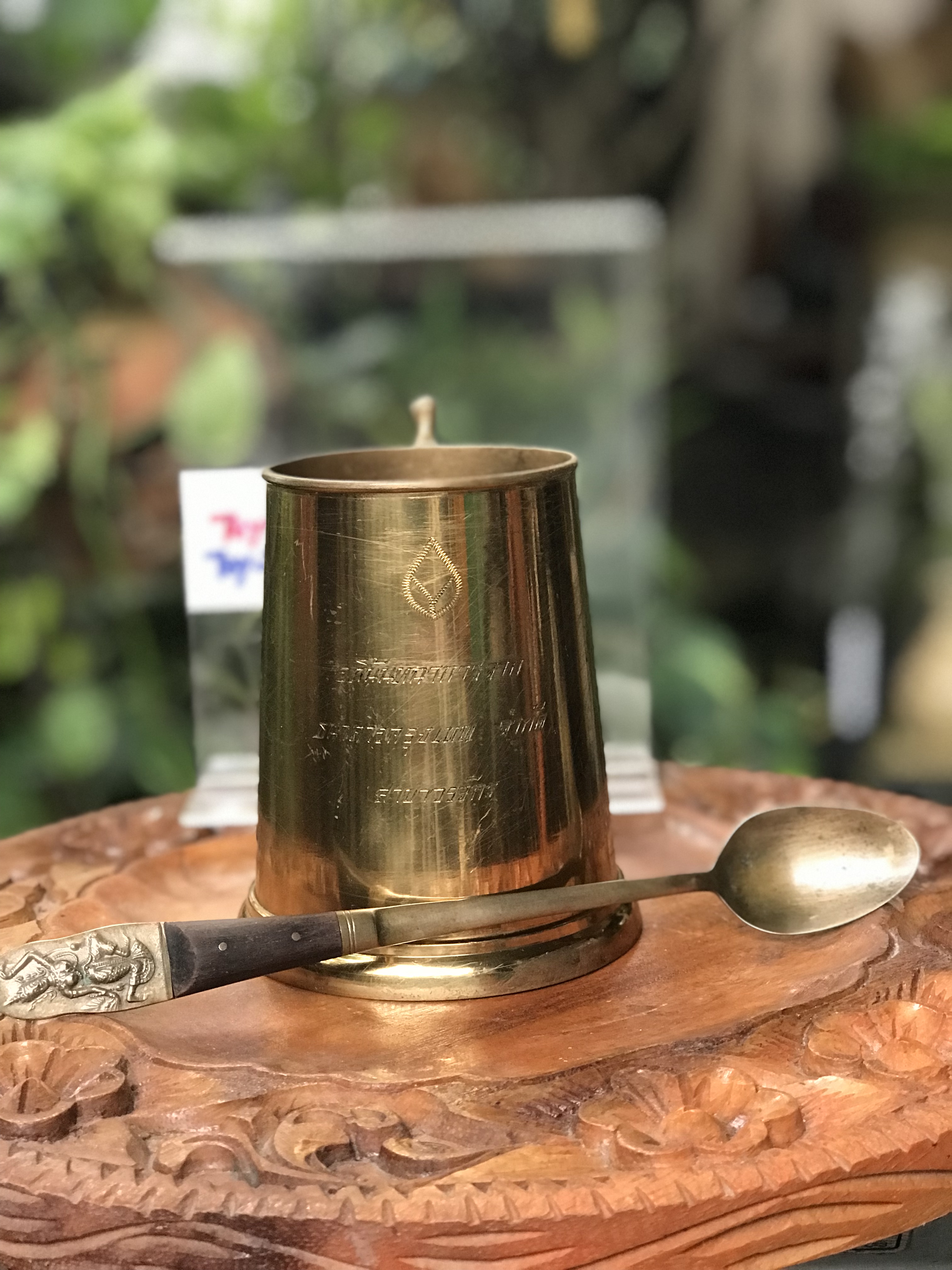 งานทองเหลืองเก่าหนาๆ แก้วน้ำ แก้วมัค แก้วกาแฟ มีหูจับ ด้ามไม้ พร้อมช้อนยาวลายนางฟ้า ด้ามไม้ ที่ระลึกธนาคารกรุงเทพ