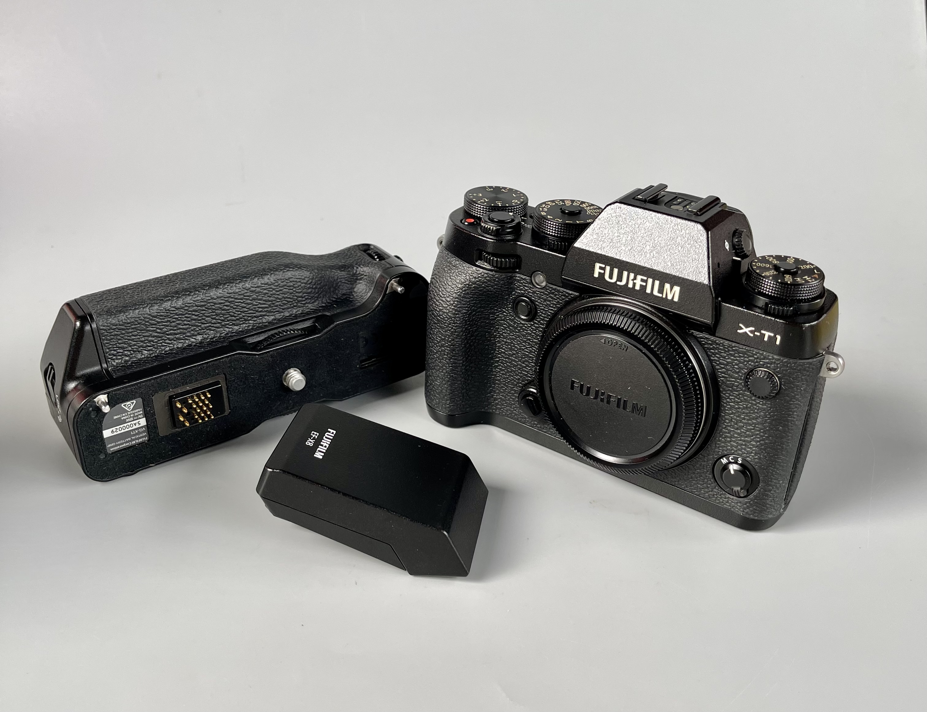 ขายกล้อง FujiXT1 body สภาพสวย อุปกรณ์แท้ครบกล่องอกปศ Gripแท้ Flashแท้