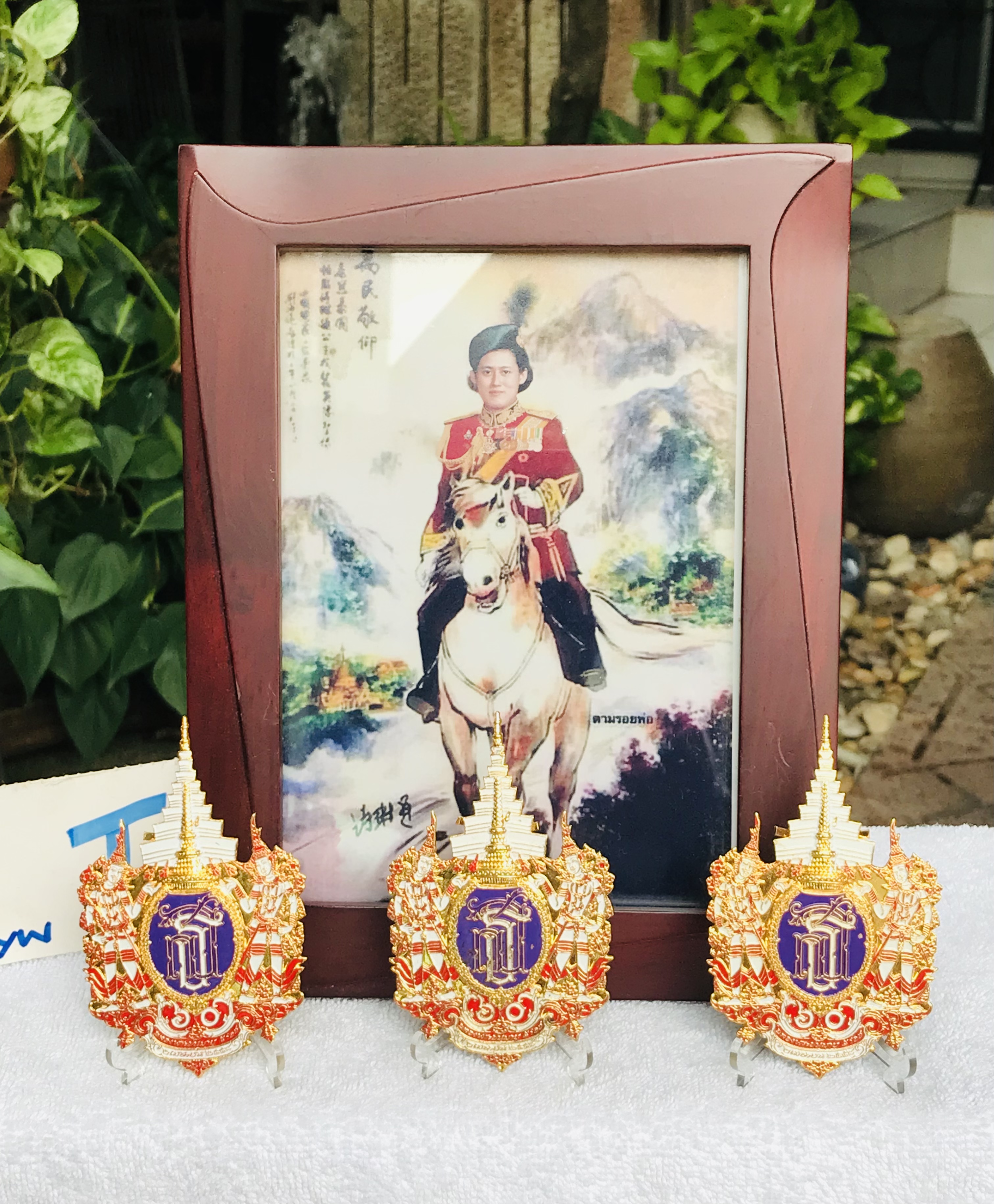 ตราสัญลักษณ์เฉลิมพระชนมพรรษา 5 รอบ 60 พรรษา สมเด็จพระเทพรัตนราชสุดาฯ สยามบรมราชกุมารี วันที่ 2 เมษายน 2558 วัสดุกะไหล่ทอง ขนาด 5.5 ซม สูง 8.5 ซม