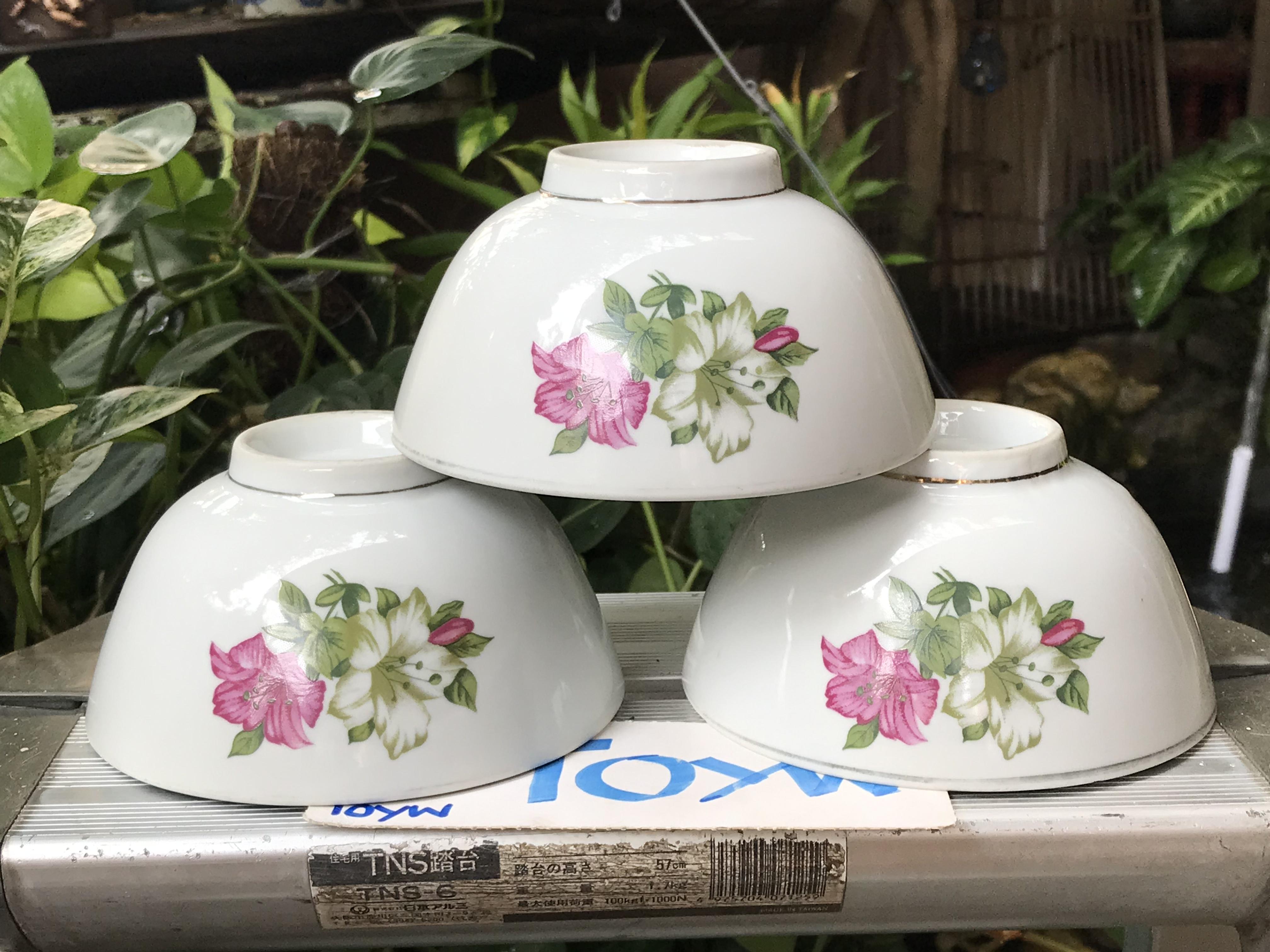 งานเก่าโบราณ ใบละ 290 บาท ถ้วย/ชามใบใหญ่ลายดอกผักบุ้งปั๊มอักษรจีน ดอกสวย ดอกใหญ่ ขนาดกว้าง 13 ซม สูง 7 ซม