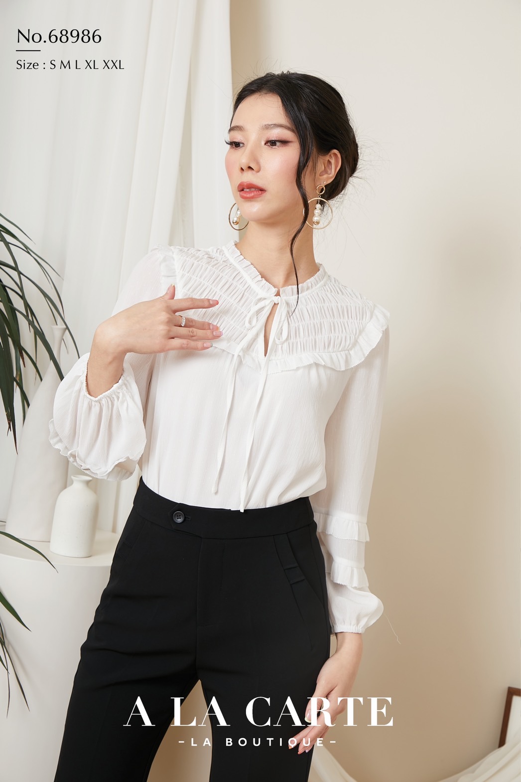 68986 A La Carte เสื้อชีฟองสีพื้นเนื้อเยื่อไม้เท็กเจอร์จุดในตัว สม็อกช่วงอกหน้าหลัง ทรงคอกลมผ่าวีผูกโบว์ปรับผูกเองได้ ทรงแขนยาว ตัดต่อระบาย 2 ชั้นใส่ยางยืดที่ขอบแขน สีขาว M,L,2XL เขียว L กรม S,M,XL