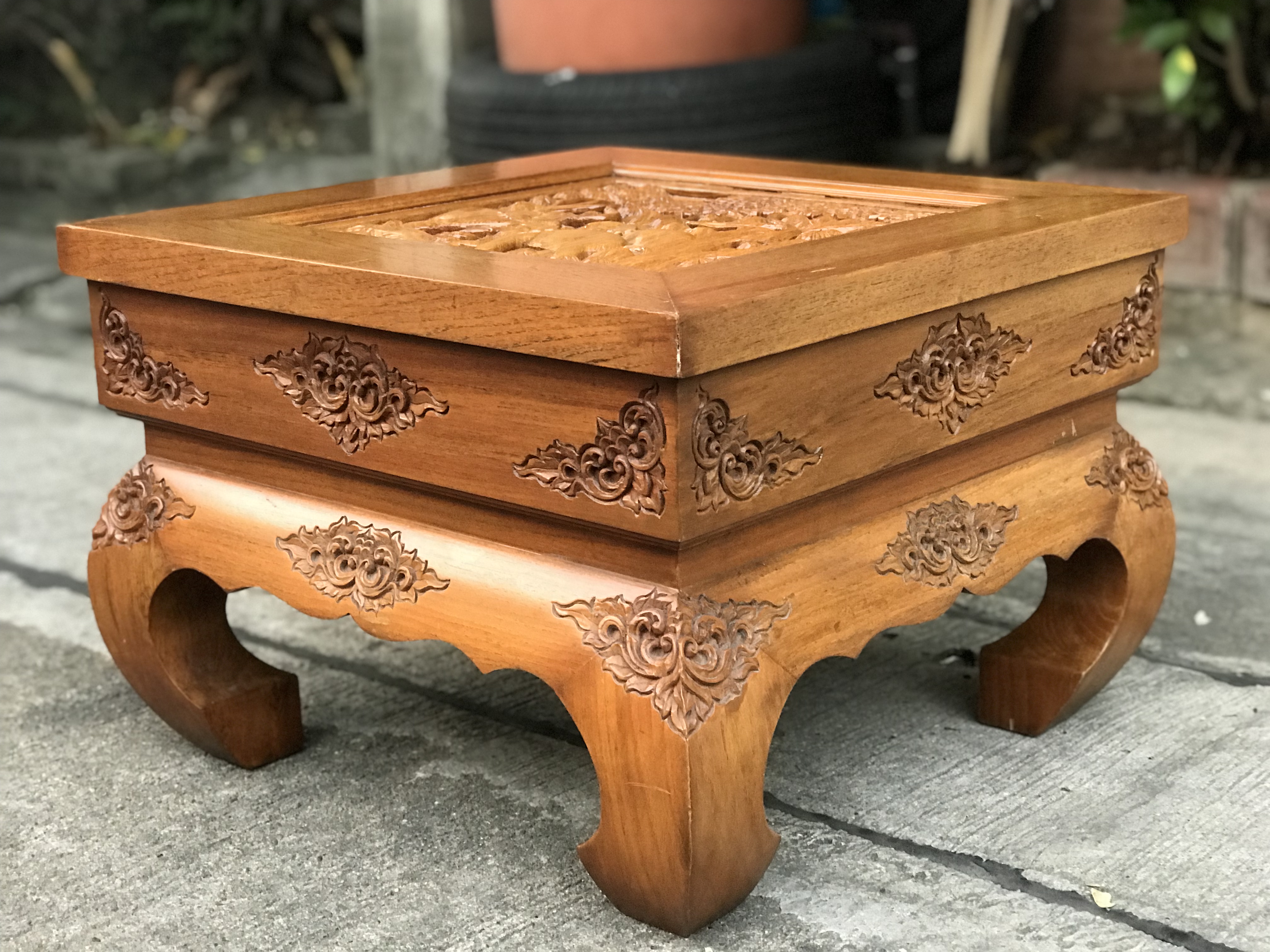 สนใจปิดทักค่ะ โต๊ะไม้สักขาคู้ โต๊ะข้าง โต๊ะกลางชุดรับแขก ตั่งแกะลาย ท็อปแกะลายช้างป่า ลายนูน มีมิติ แข็งแรง ไม่โยก ไม่ผุ สีเดิมๆไม้หนาๆหนักๆ