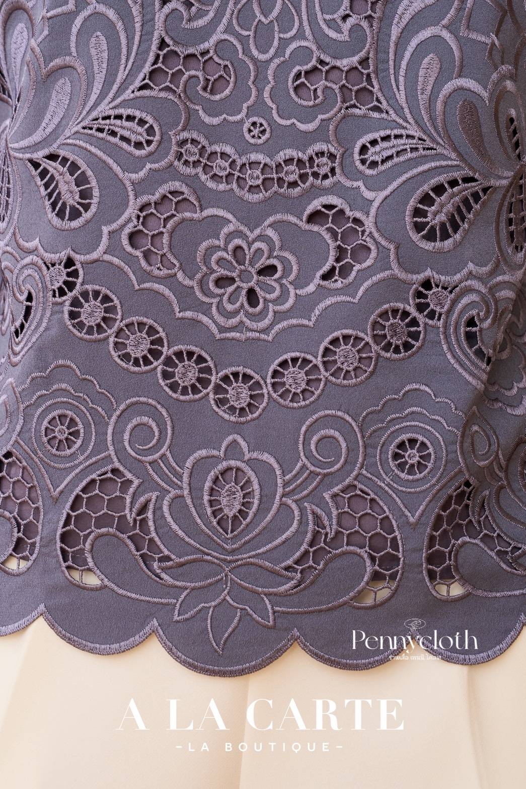 A La Carte รหัส 69979 เสื้อจอร์เจีย งานปักลูกไม้ คอกลม แขนกระบอก มีซับใน ซิปหลัง by PENNY CLOTH