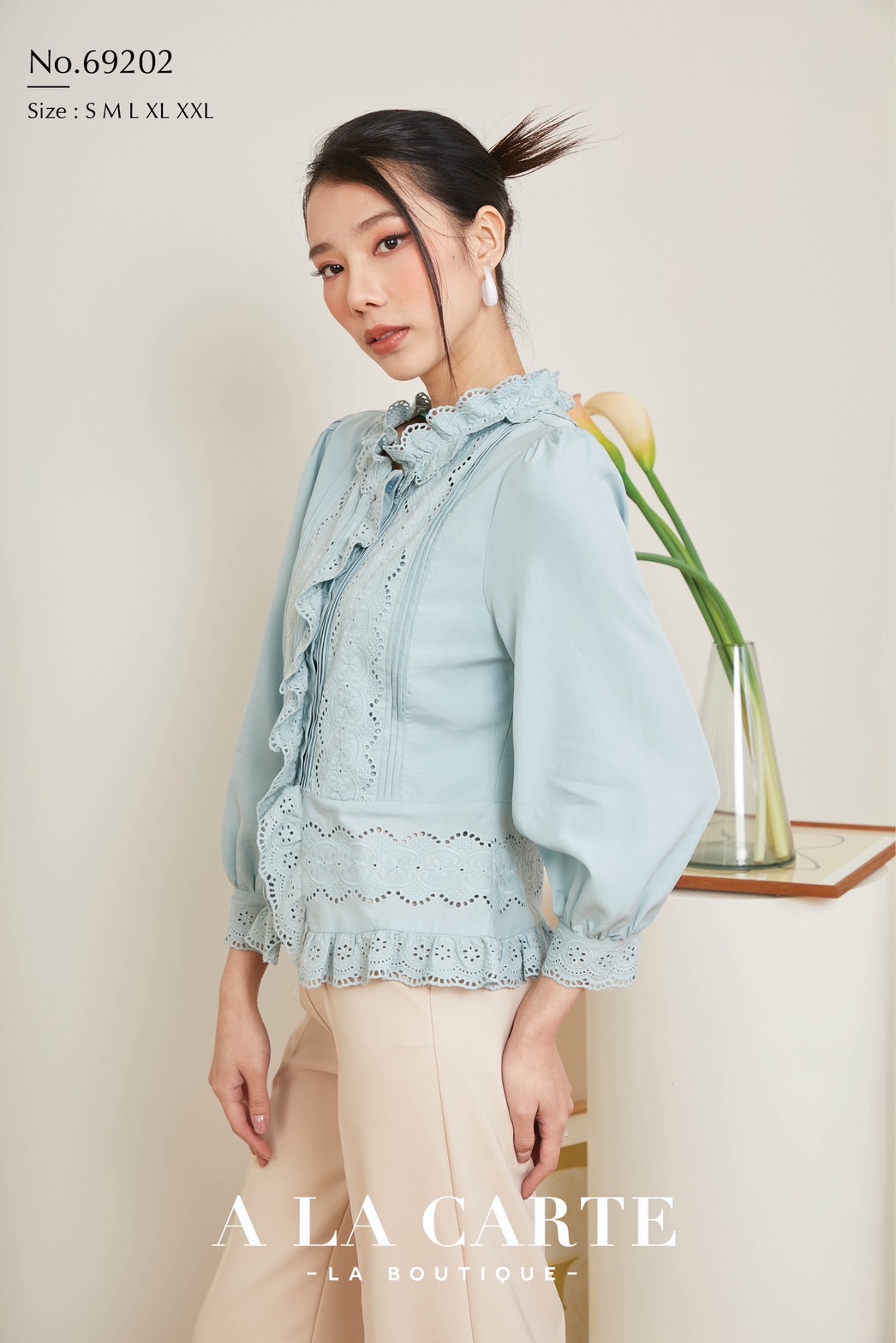 69202🦋A la carte🌼เสื้อคอตตอนซิลค์ เนื้อผ้าเย็นใส่สบาย ตัดต่อแต่งลูกไม้ทอฉลุและตีเกล็ดด้านข้าง กระดุมหน้าชายเสื้อแต่งลูกไม้และระบาย ใส่แล้วดูเพรียว สีขาว M,2XL สีฟ้า M สีเขียว S-L