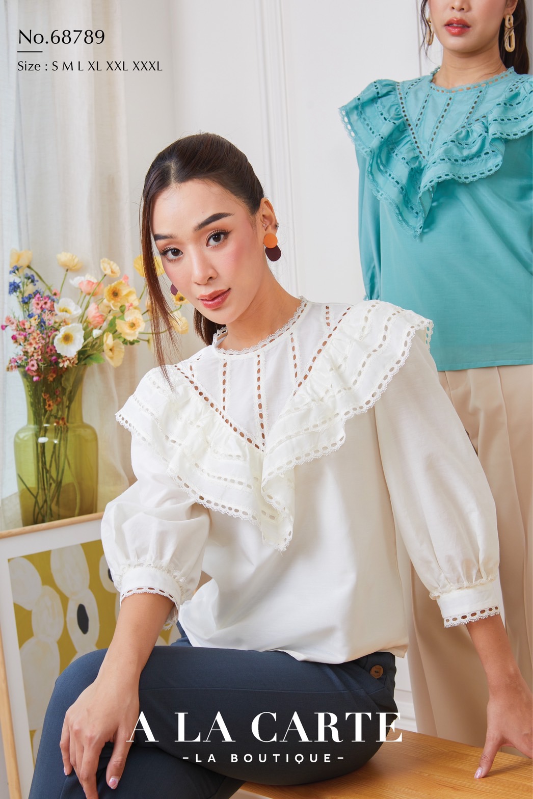 68789 เสื้อ A LA CARTE ผ้าคอตตอนกึ่งซิลด์แขน 3 ส่วน เนื้อสวยใส่สบาย ตัดต่อวีช่วงอกแทรกด้วยทริมลูกไม้ ระบายเป็นวอลลุ่ม ขอบแขนแทรกทริมลูกไม้ สีครีม XL-2XL สีเขียว S , XL,2XL