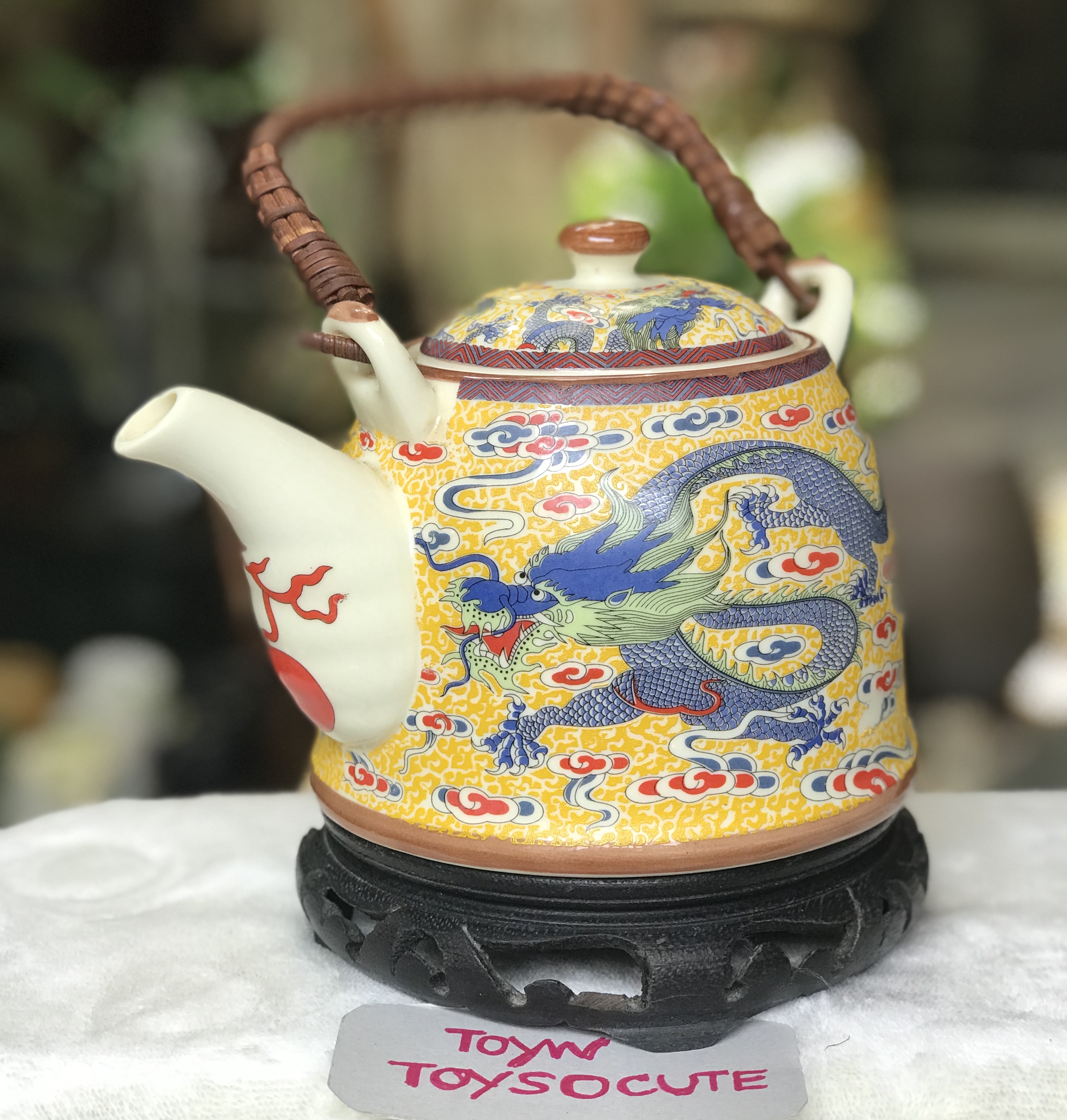 ￼Porcelain Tea Pot Set ไม่รวมกี๋ กาน้ำชาเนื้อกระเบื้องพร้อมจอก ลายมังกรห้าเล็บ สีเหลือง หูจับหวาย