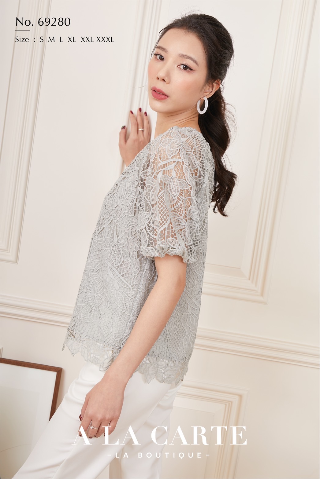 69280 เสื้อลูกไม้แขนสั้นเนื้อทอขึ้นใหม่ มีซับใน ชายเสื้อเลาะเชิงตามขอบดอก ทรงแขนสั้นใส่สม็อกยืดได้ ส้มอิฐ M,L,2XL,3XL เทาอมเขียว L,2XL,3XL