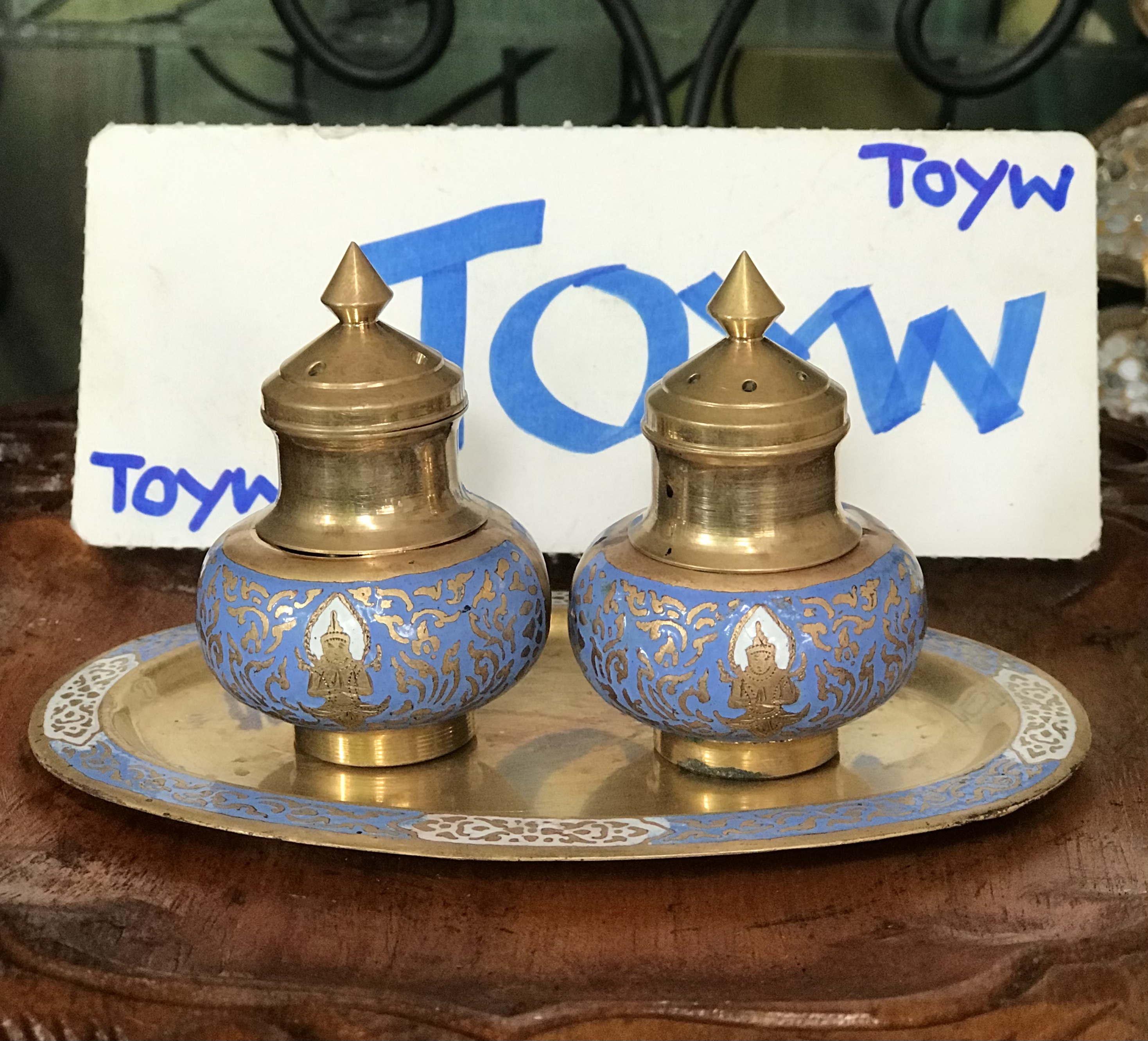 ของเก่า ชุดเครื่องปรุงขวดเกลือ พริกไทยลายเทพพนม ทองเหลืองลงยาพร้อมถาดรอง สภาพสวยสมบูรณ์ ขนาดขวดกว้าง 4.5 ซม สูง 6.5 ซม ขนาดถาด กว้าง 13 ซม