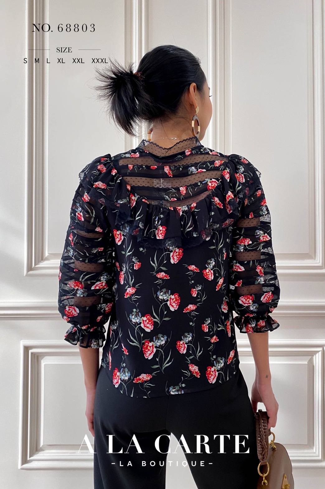 68803🍁A La Carte⚘️ 🍁เสื้อชีฟองพิมพ์ลาย ดีเทลตัดสลับทริมลูกไม้แบบชิ้นต่อชิ้น เรียงกันที่ช่วงอกและแขนเสื้อ คอปลดกระดุมได้ มีระบายโค้งรอบคอ แขนเสื้อ 3 ส่วนสม็อกยางยืดมีระบาย สีชมพู M สีฟ้า S สีดำ M,XL,2-XL