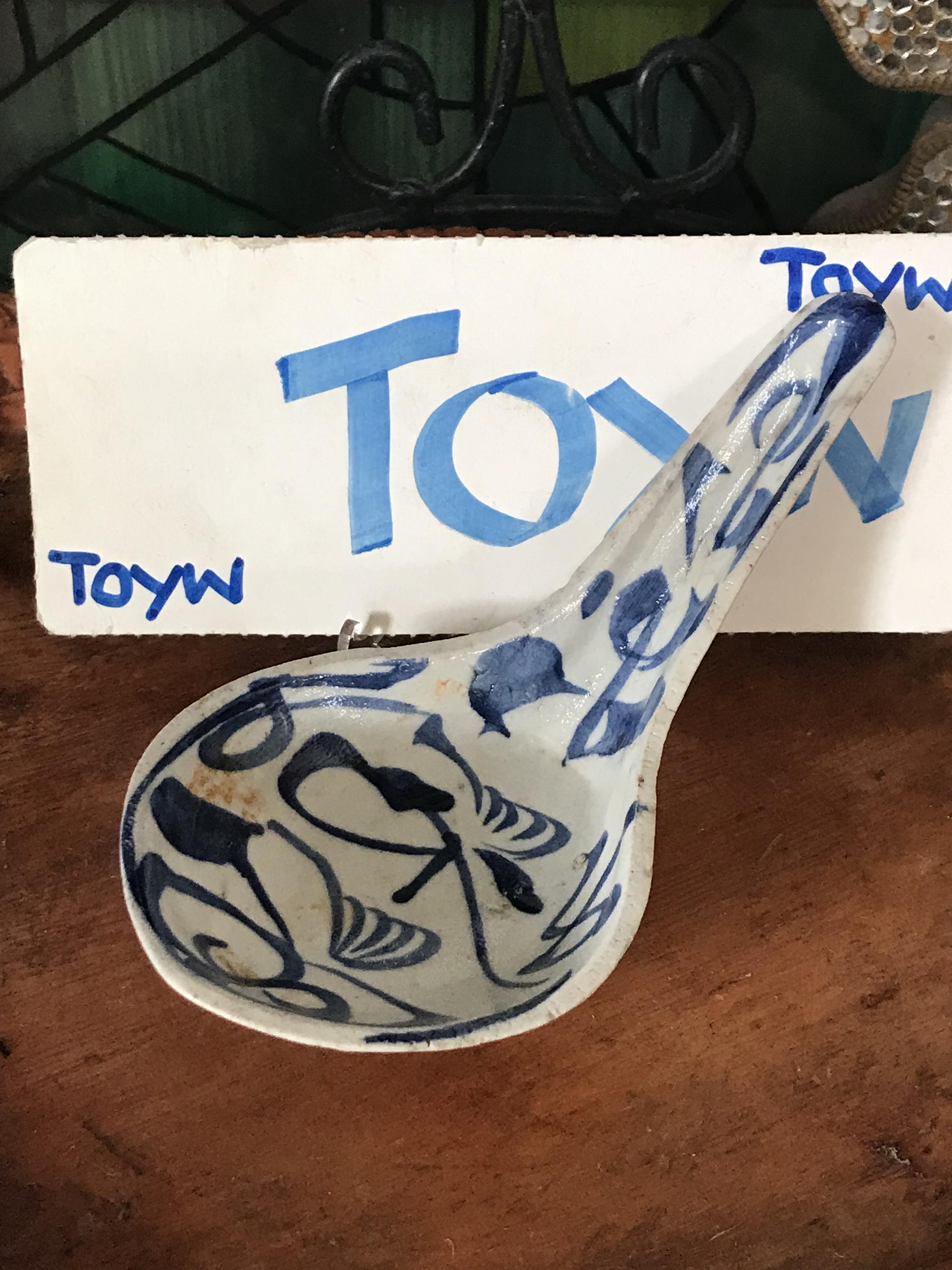 ช้อนกระเบื้องโบราณเขียนมือลายคราม ช้อนตักแบ่งอาหาร เนื้อกระเบื้องเบาๆๆ สภาพสมบูรณ์