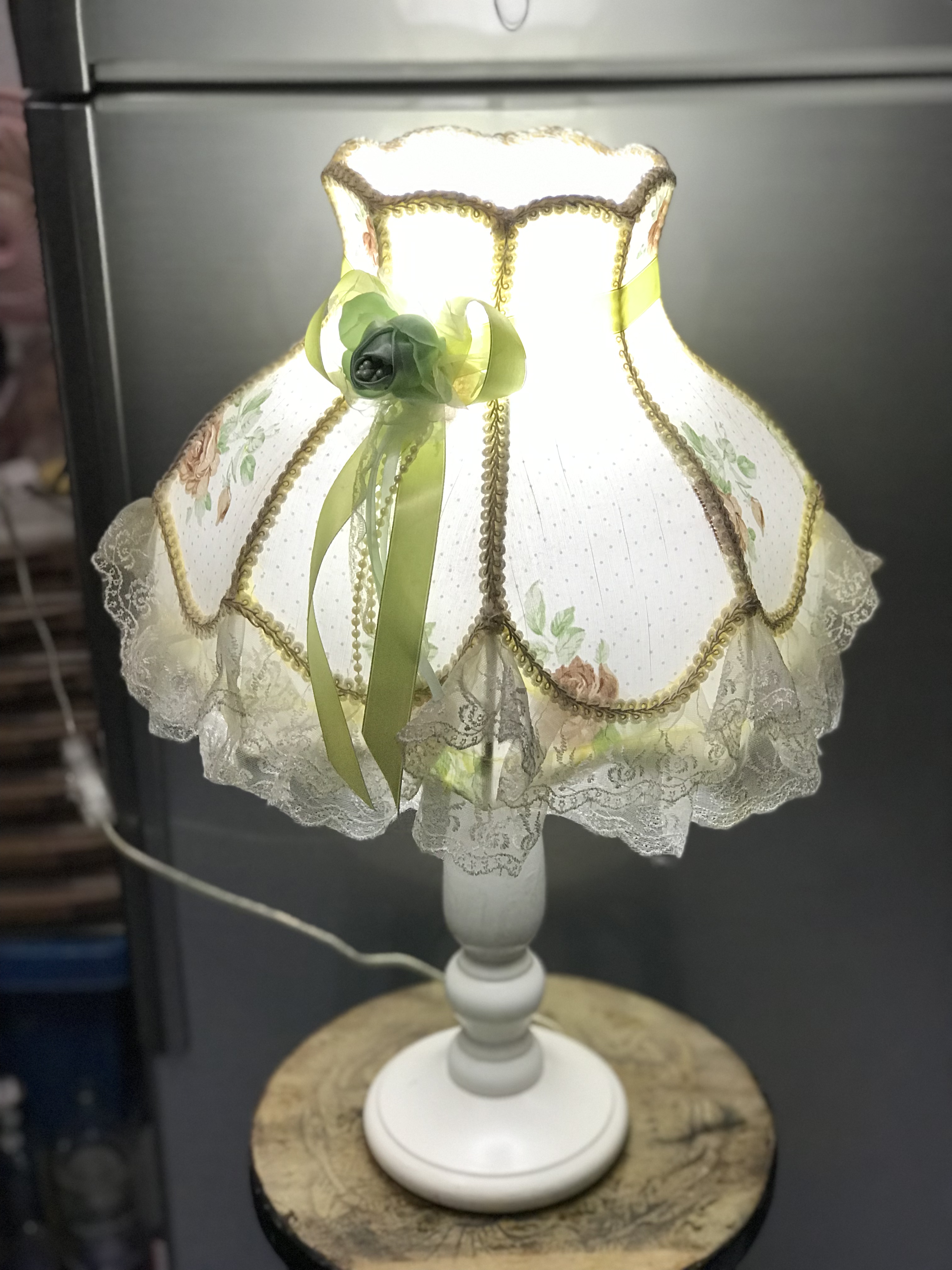 โคมไฟตั้งโต๊ะ โคมไฟข้างเตียง โคมไฟหัวเตียง ใช้งานได้ปกติ โป๊ะโคมคลุมด้วยผ้าสีขาวลายดอกประดับลูกไม้หวานๆ ฐานโคมเป็นไม้ สำหรับตกแต่งบ้าน ร้านอาหาร ร้านกาแฟ ขนาดกว้าง 13 นิ้ว สูง(รวมโป๊ะ) 24 นิ้ว