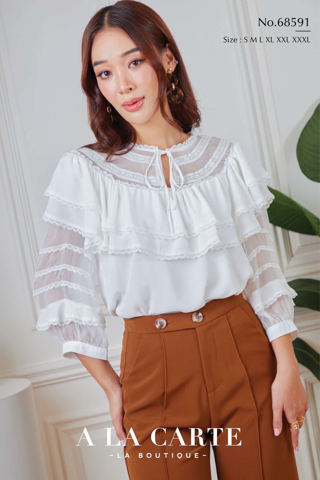 68591 A LA CARTE เสื้อผ้าจอเจียร์สีแขน 3 ส่วน เนื้อเนียนมีน้ำหนักใส่สบาย ช่วงคอตัดต่อด้วยผ้าเนื้อเยื่อไม้ เย็บกดเส้นทริมเรียง ต่อระบายผ้า 2 ชั้น ด้านหน้ามีผ่าผูกโบว์ แขนตัดต่อผ้าทรงพอง สีชมพู น้ำตาล S,L,XL ขาว M-2XL
