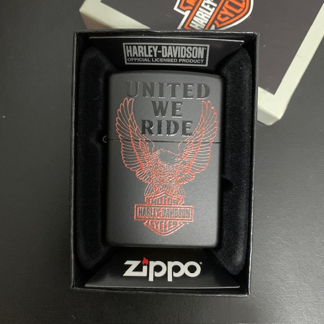 Zippo 48983 Harley Davidson Black Matte บรรจุในกล่องอย่างดี พร้อมใบรับประกันคุณภาพ สินค้าใหม่มือหนึ่ง ยังไม่ผ่านการใช้งานใดใด จึงยังไม่มีการเติมน้ำมันเพื่อความสะดวกในการขนส่ง