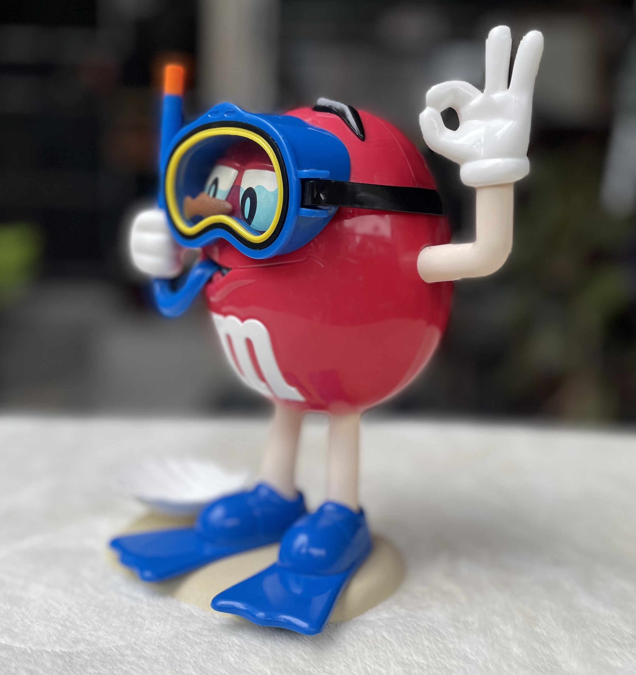 โมเดล ตุ๊กตา M&M เอ็ม แอนด์ เอ็ม นักดำน้ำสกูบา ฝาหลังเปิดได้ แขนกดขยับได้ M&M's Red Scuba Diver Candy Dispenser