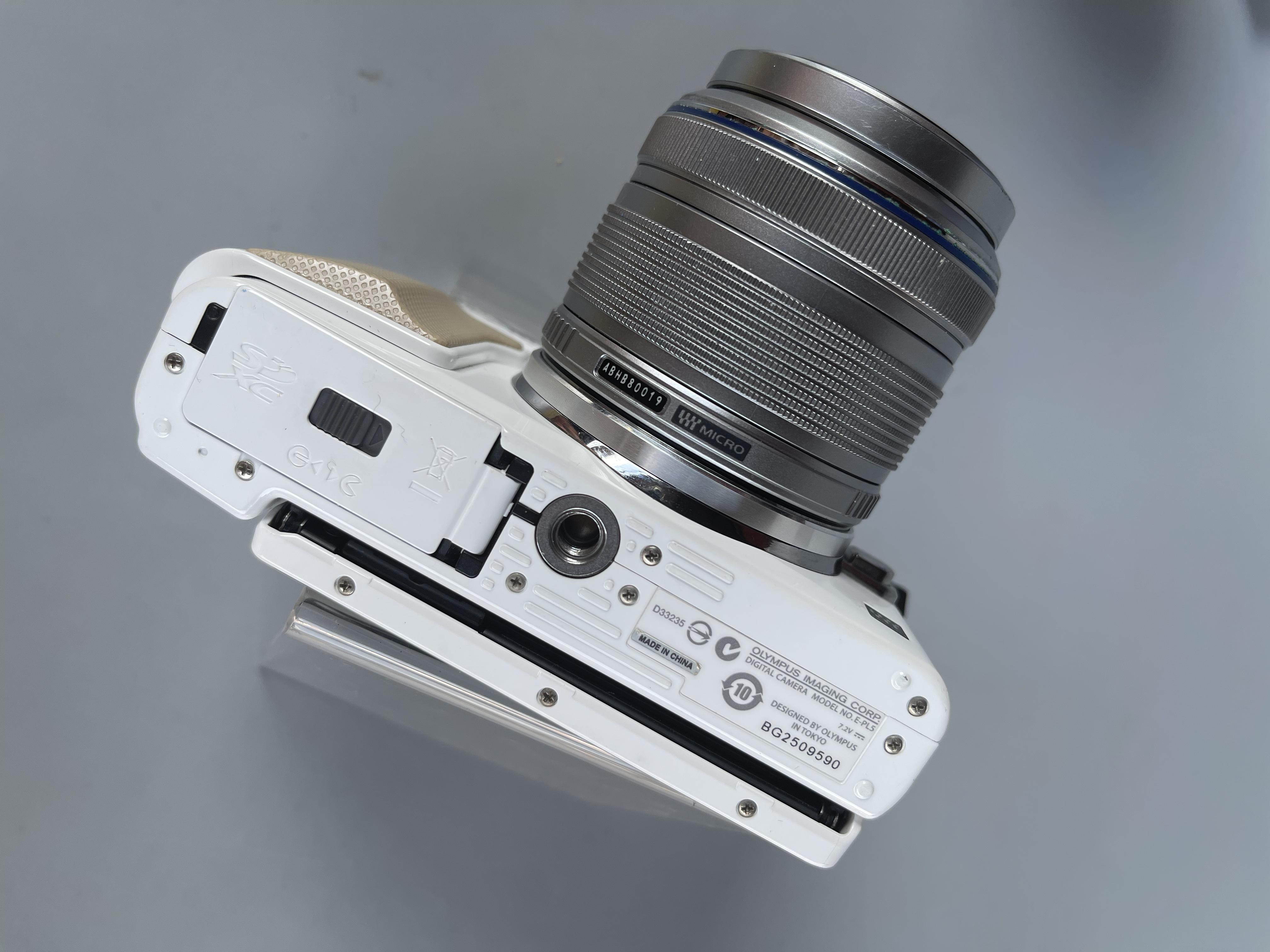 ขายกล้อง Olympus EPL5 ซื้อศูนย์ไทย สภาพเหมือนใหม่ แฟลชแท้ เลนส์คิด olympus 14-42mm , olympus 40-150mm แถมเลนส์olympus15mm f8 cap lens , ถ่นแท้ 2 ก้อน ราคาsetนี้สุดคุ้ม