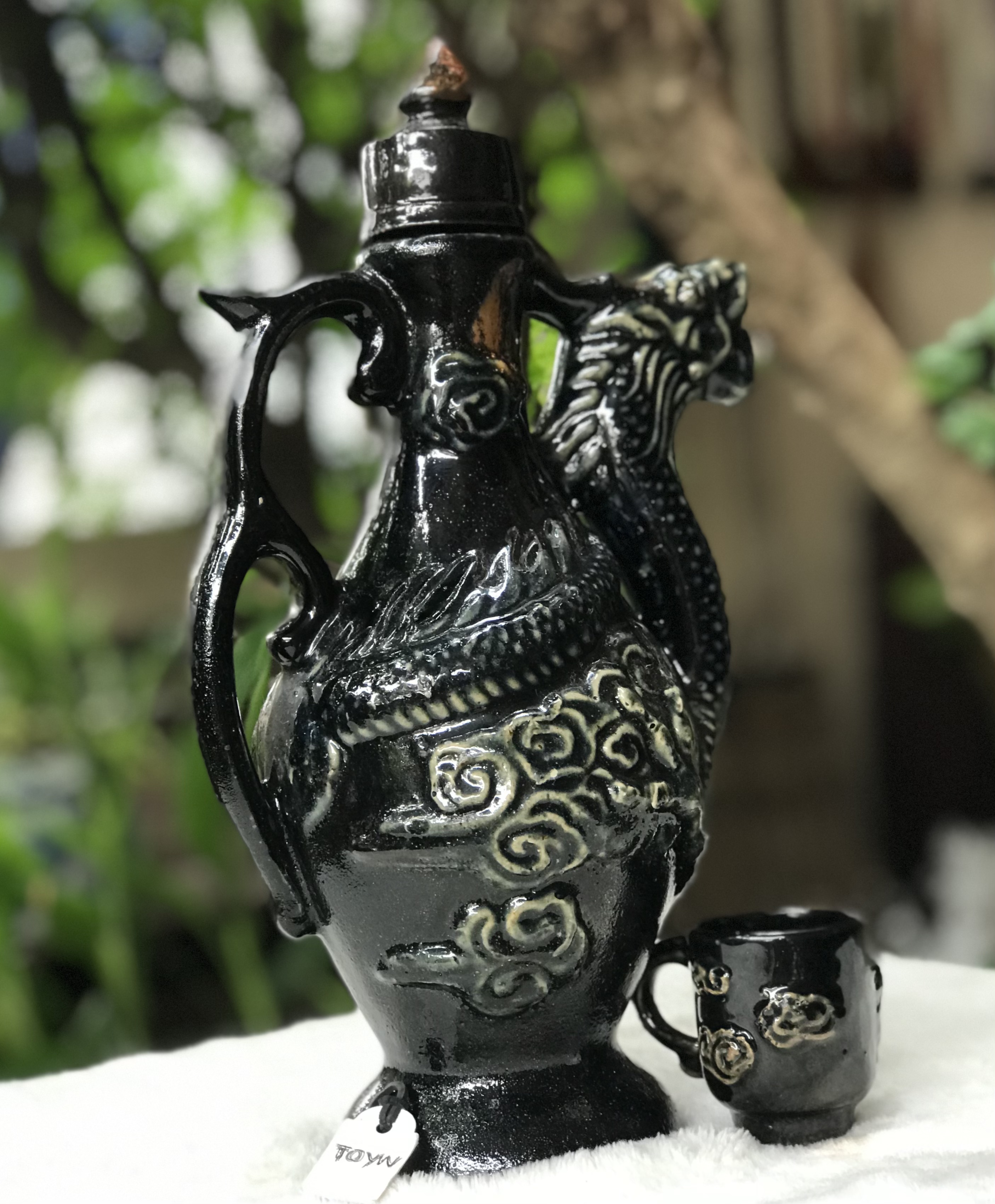 ขวดเหล้าจีนเปล่าพร้อมจอก Porcelain large chinese dragon ลายมังกรนูนต่ำ ดีไซน์รูปกาน้ำชา สวยๆเก๋ๆ สภาพสมบูรณ์ ไม่แตกไม่ร้าว ขนาดกว้าง 14 ซม สูง 28 ซม