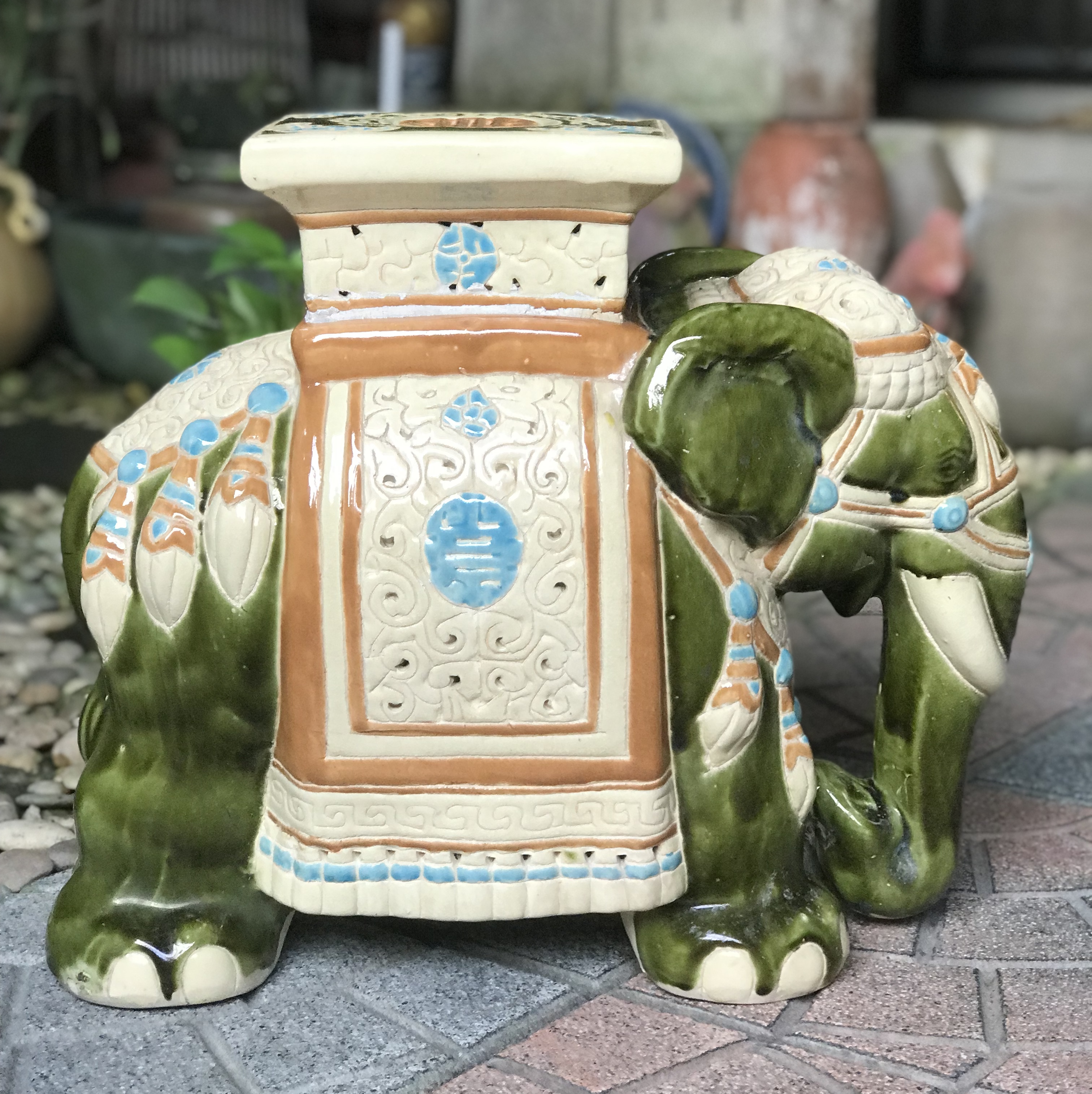 1 เชือก เก่ากว่า 40 ปี กี๋ช้าง กี๋วางกระถาง แจกัน รูปปั้นช้างทรงเครื่อง LARGE CERAMIC ELEPHANT PLANT STAND SIDE TABLE, 1980S