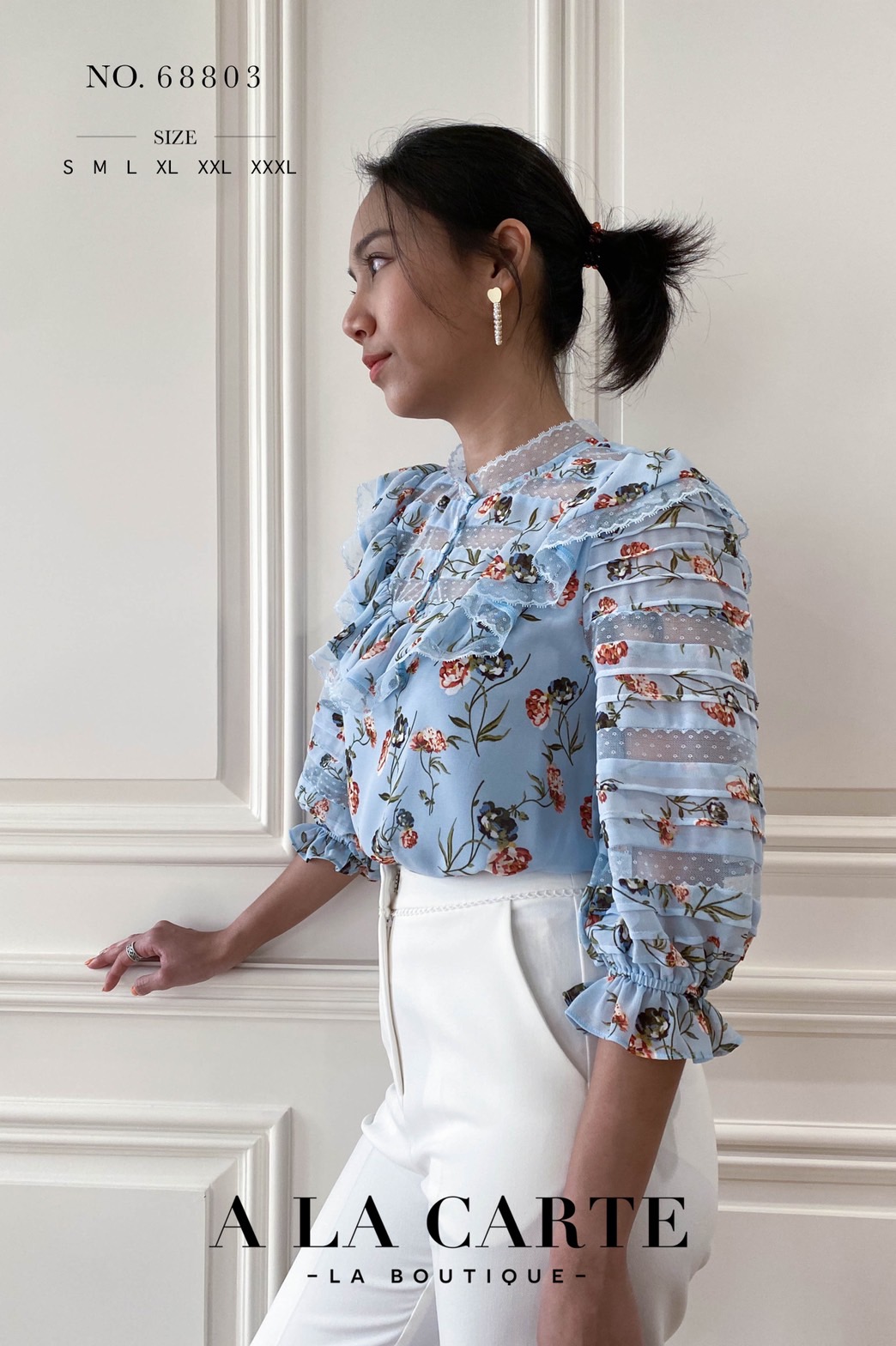 68803🍁A La Carte⚘️ 🍁เสื้อชีฟองพิมพ์ลาย ดีเทลตัดสลับทริมลูกไม้แบบชิ้นต่อชิ้น เรียงกันที่ช่วงอกและแขนเสื้อ คอปลดกระดุมได้ มีระบายโค้งรอบคอ แขนเสื้อ 3 ส่วนสม็อกยางยืดมีระบาย สีชมพู M สีฟ้า S สีดำ M,XL,2-XL
