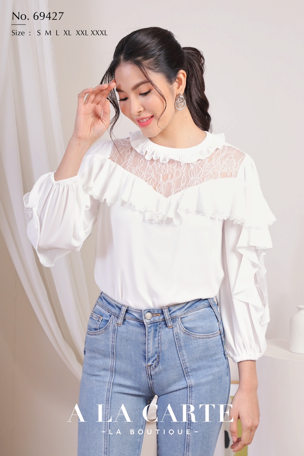 69427🌸A la carte🌸เสื้อจอร์เจียเนื้อเนียน ใส่สบาย มีน้ำหนักทิ้งตัว แต่งผ้าลูกไม้ช่วงอกและแขน มีระบายรอบ ทรงคอกลม มีซับ สีขาว S-3XL เขียว S-XL,3XL แดง S,M,XL-3XL