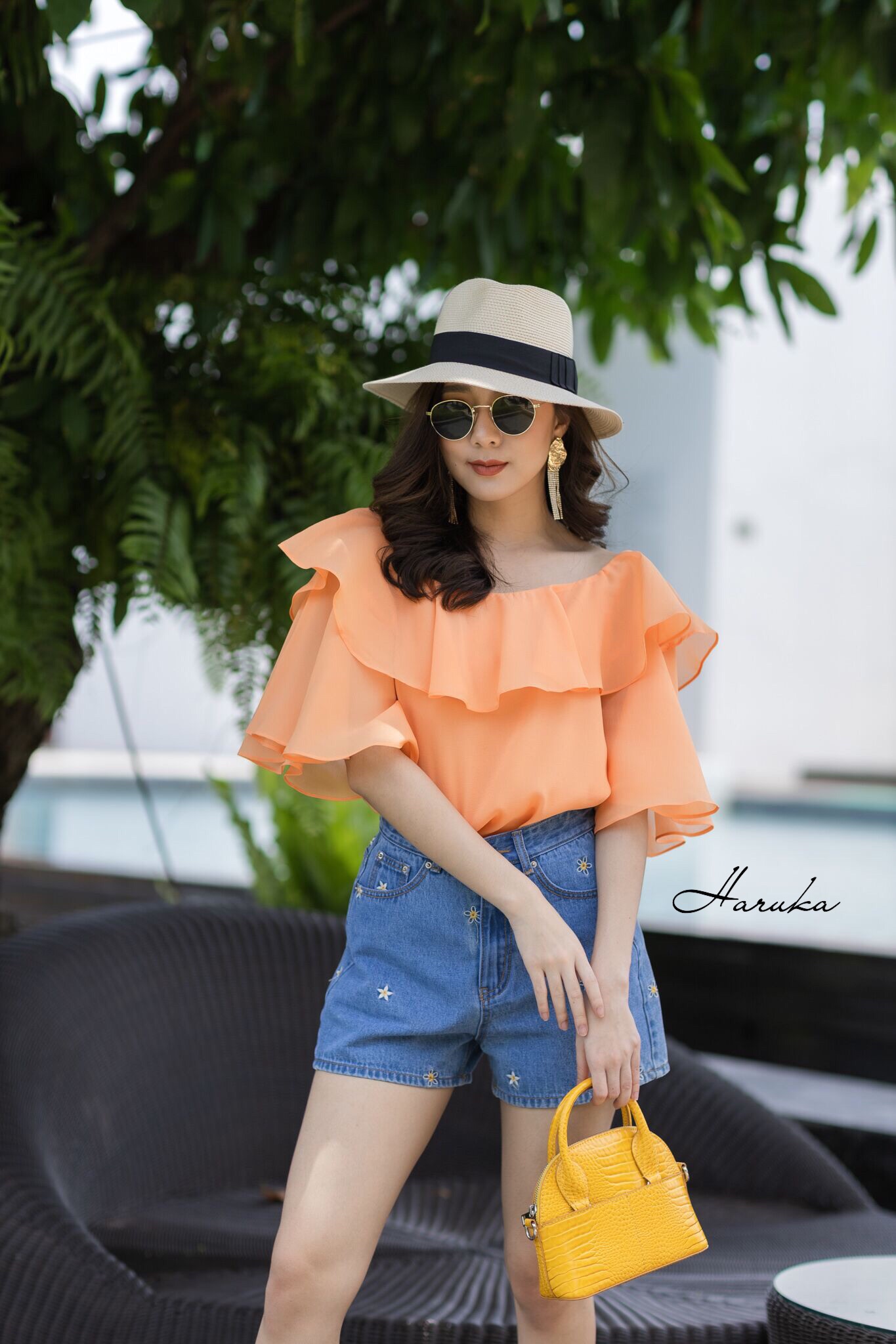 เสื้อแฟชั่นผ้าชีฟอง silk คอและแขนระบาย สวย เปรี้ยว งานหรูดูดีมากค่ะสินค้าพร้อมส่ง สีส้ม M สีดำ M สีฟ้า S-L ค่ะ
